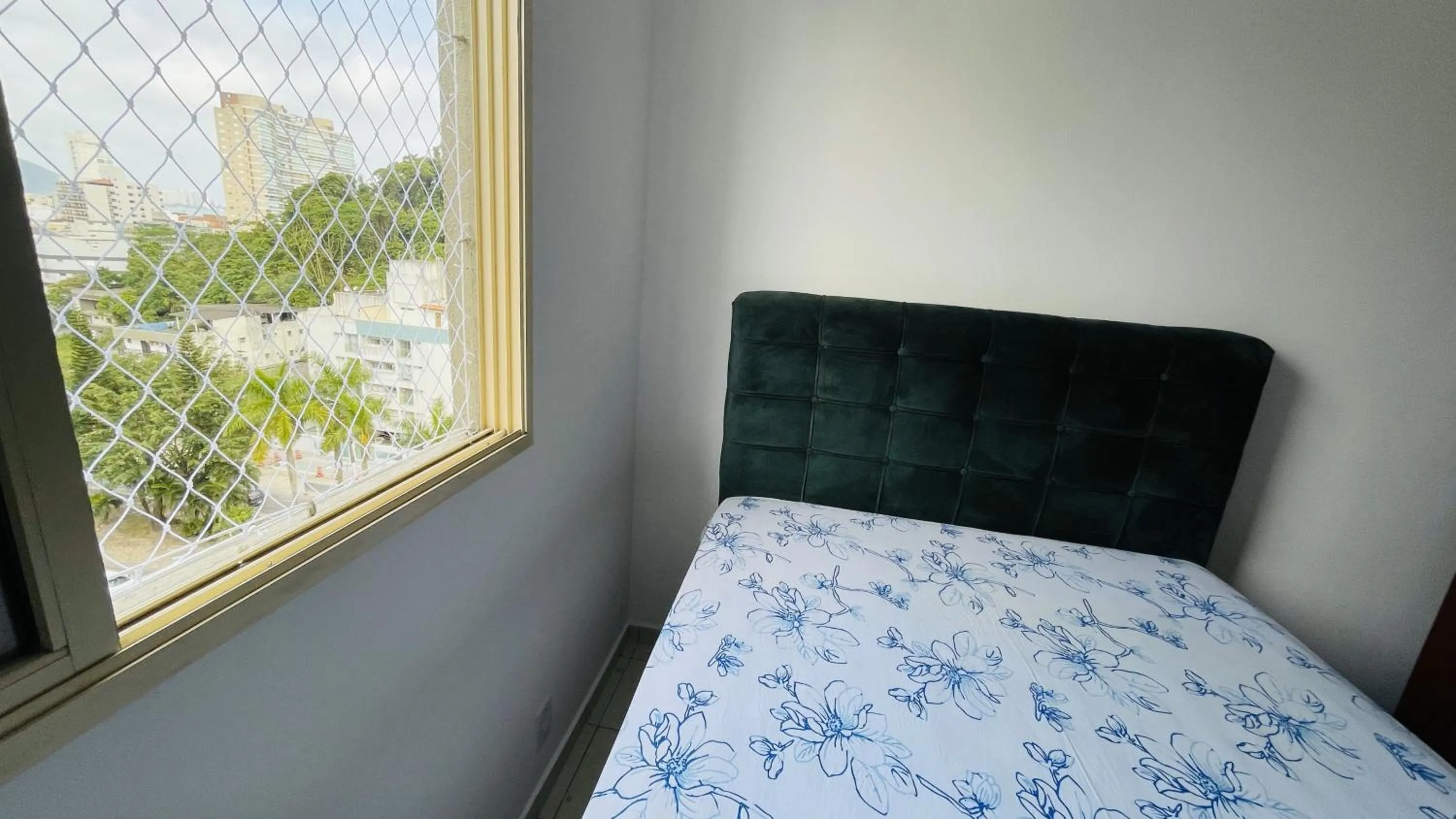 View (from property/room), Bed in Na Enseada c/ Wifi e Ar-Cond.