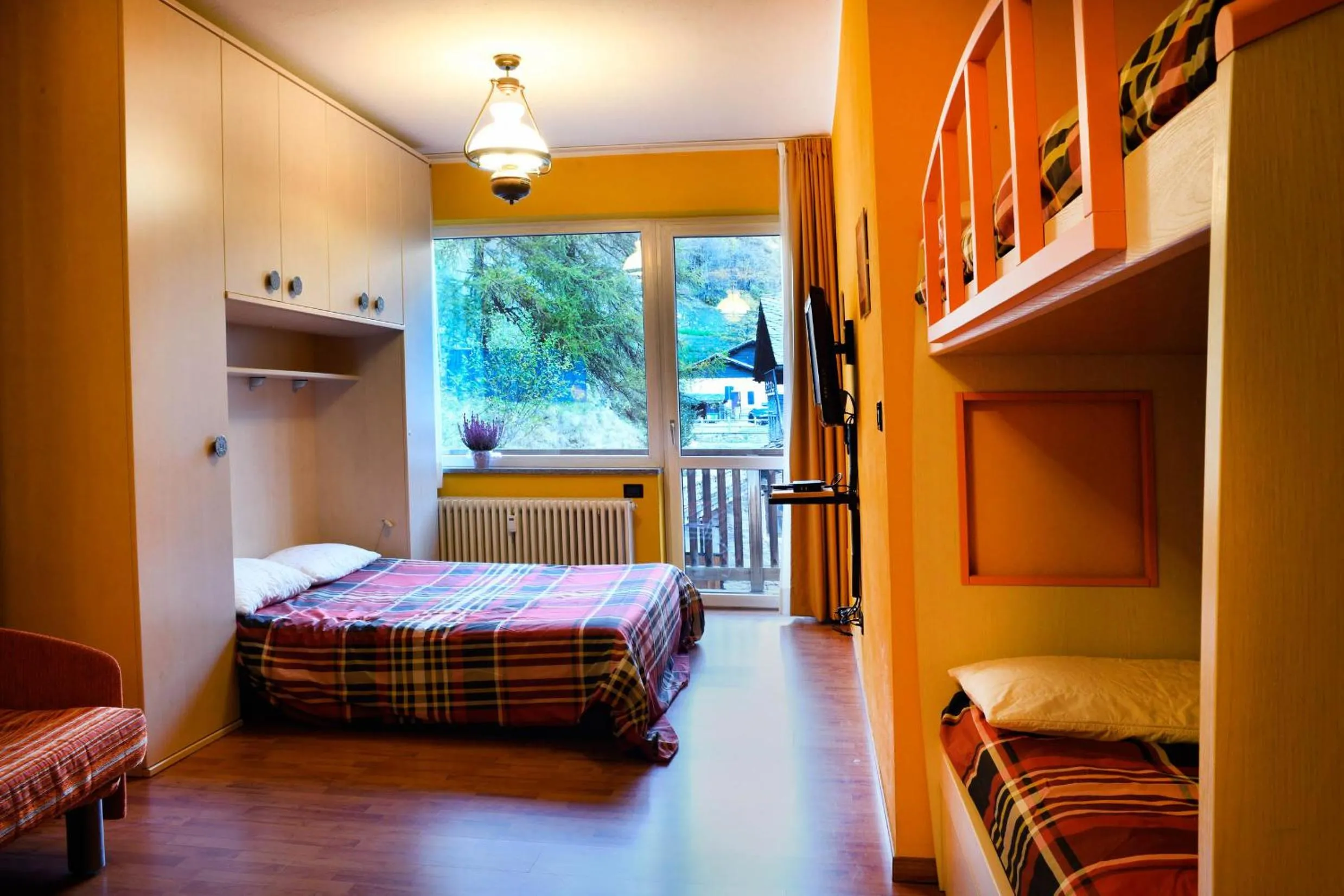 Bed in 5 Minutes from Monterosa Ski, Small Cottage