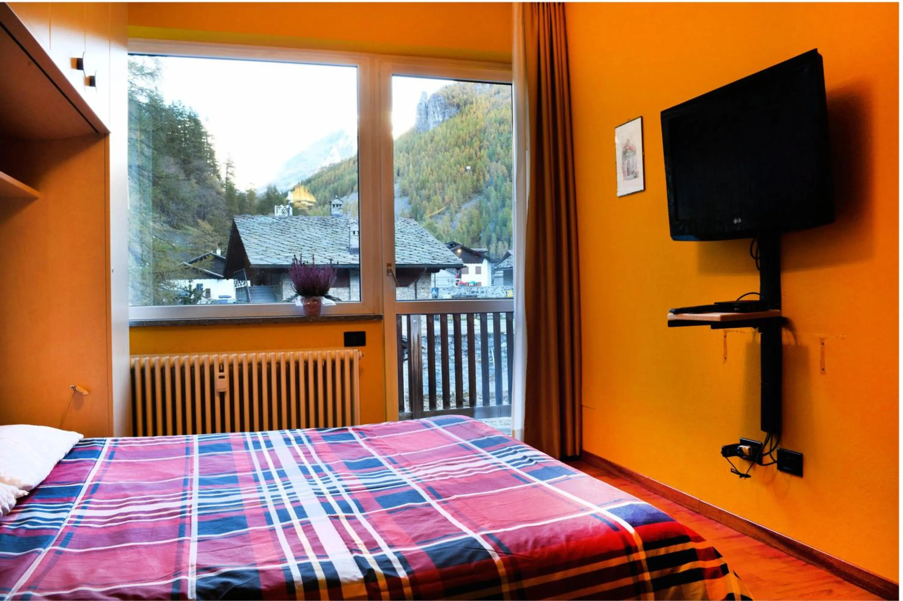 Bed in 5 Minutes from Monterosa Ski, Small Cottage