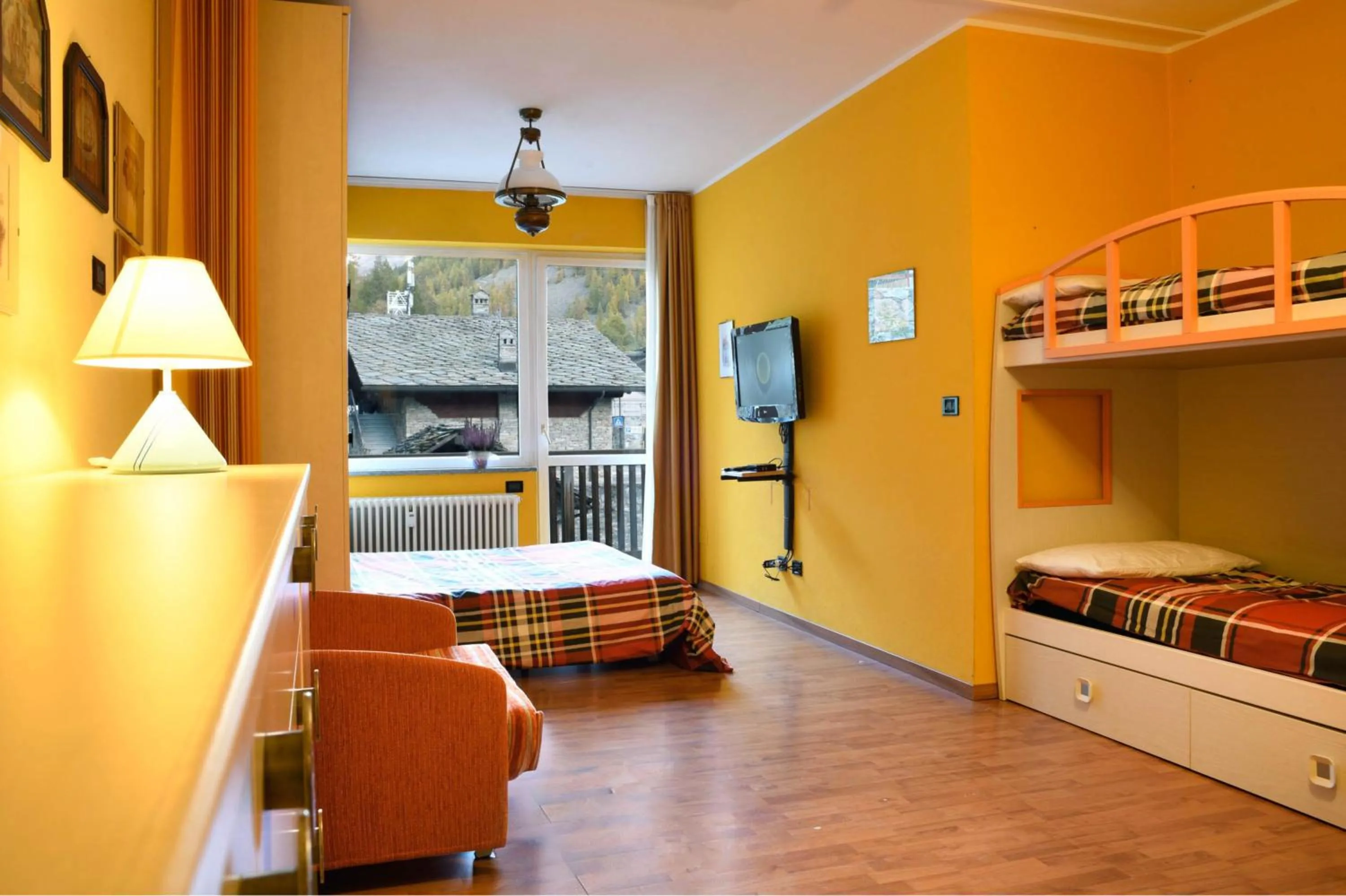 Bed in 5 Minutes from Monterosa Ski, Small Cottage