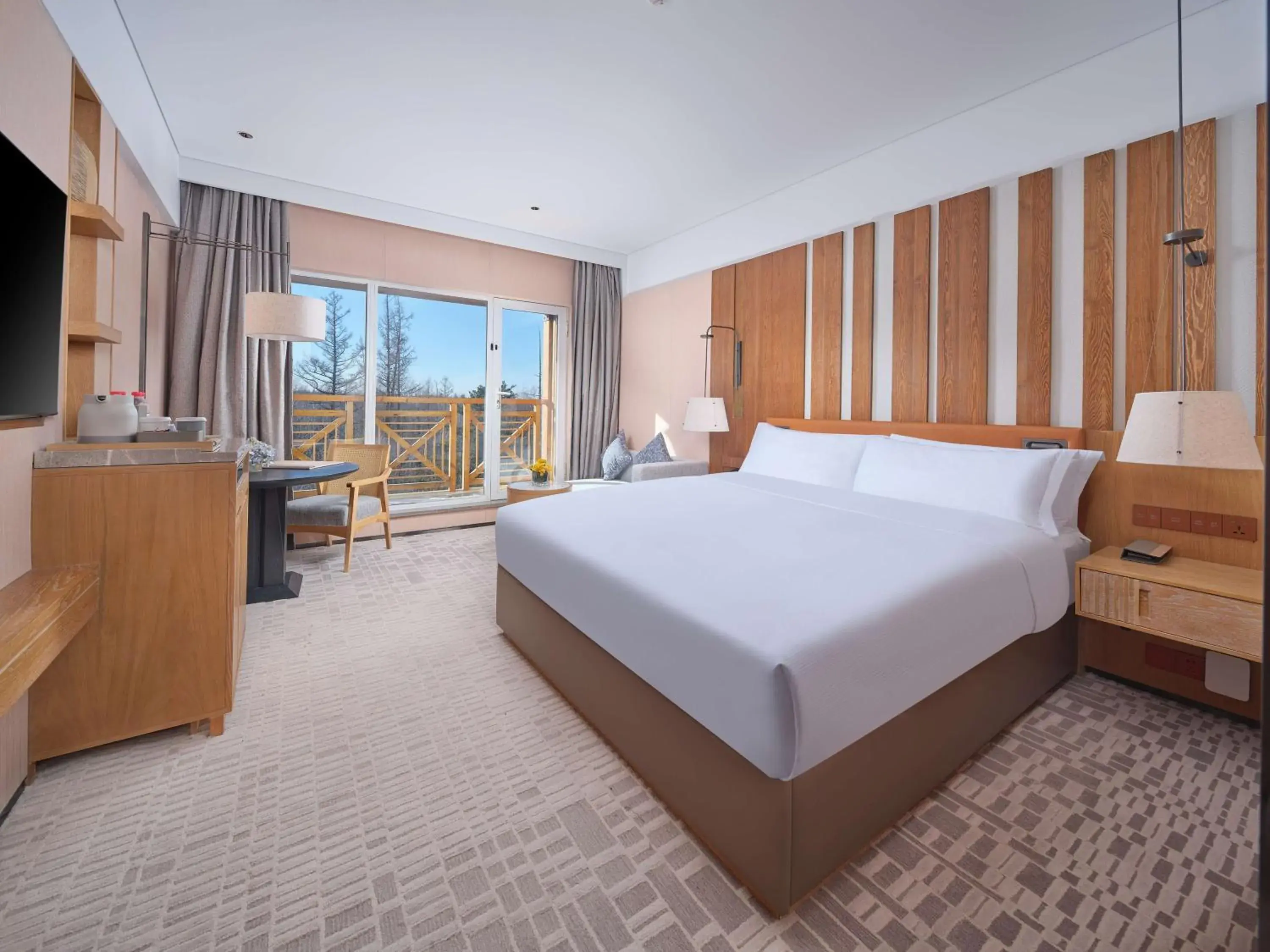 Premier King Room with Bath Tub in DoubleTree by Hilton Changbaishan Hot Spring Premier King Room with Bath Tub in DoubleTree by Hilton Changbaishan Hot Spring