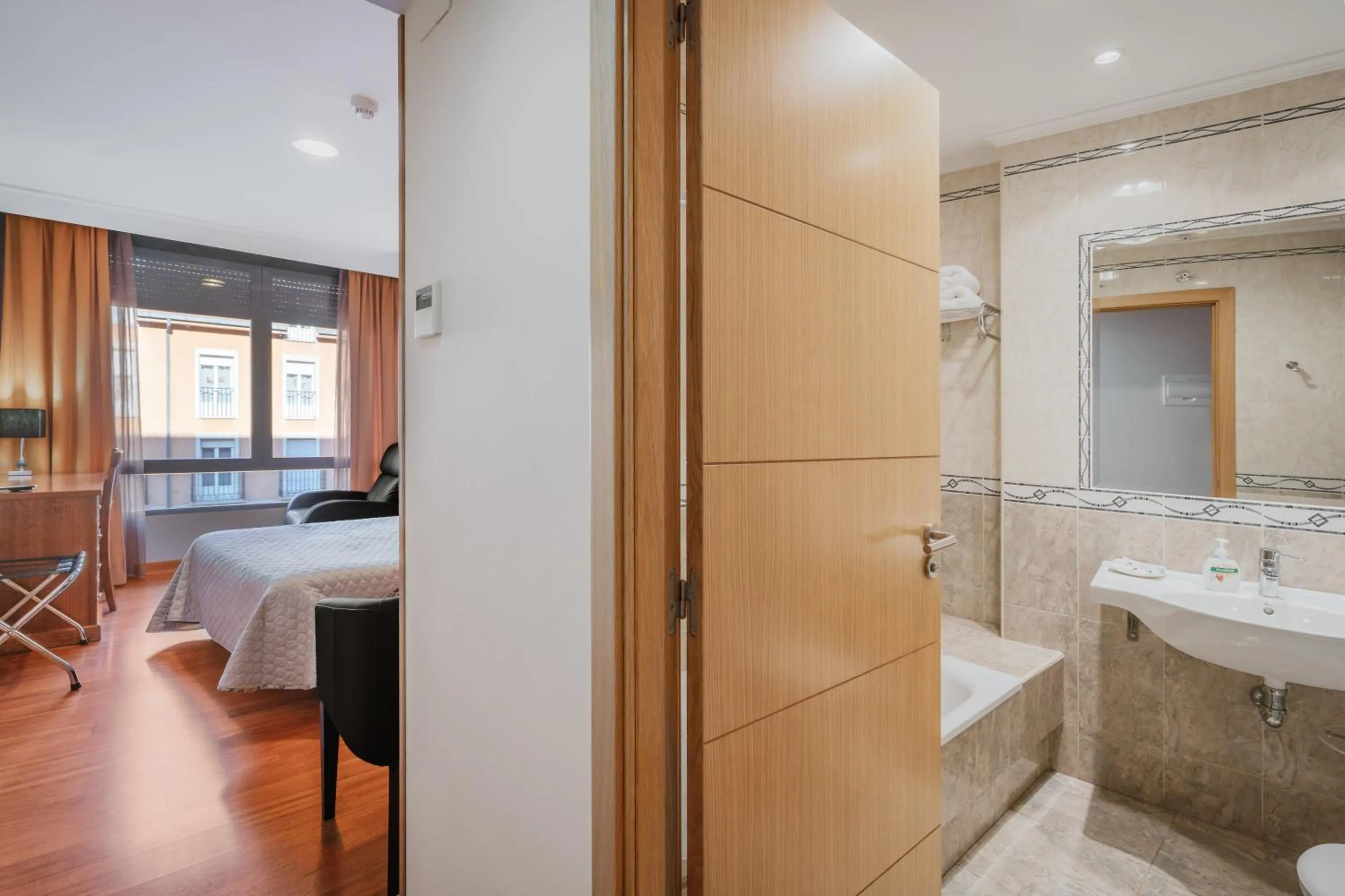 Photo of the whole room in Hotel Reina Isabel