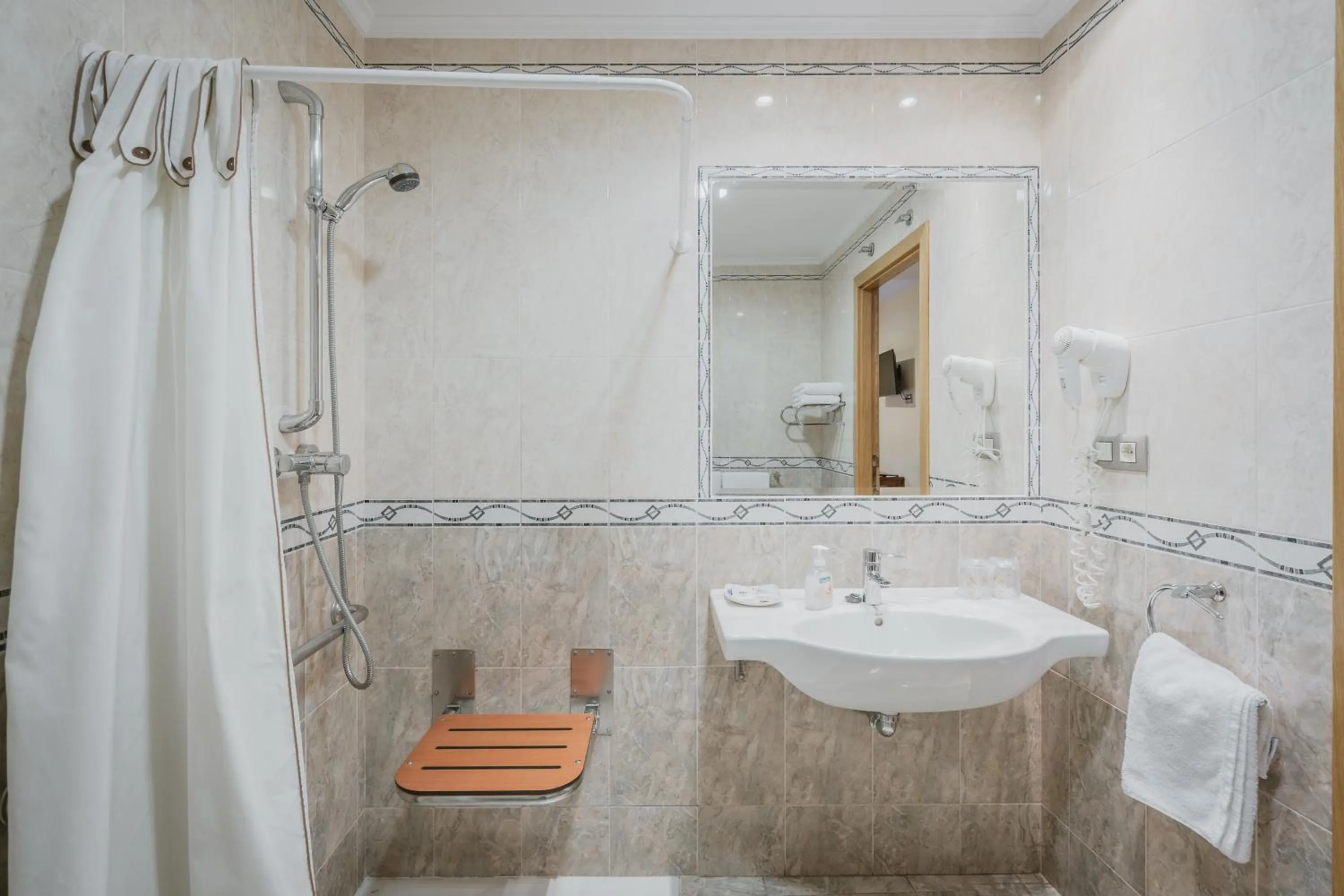 Shower in Hotel Reina Isabel