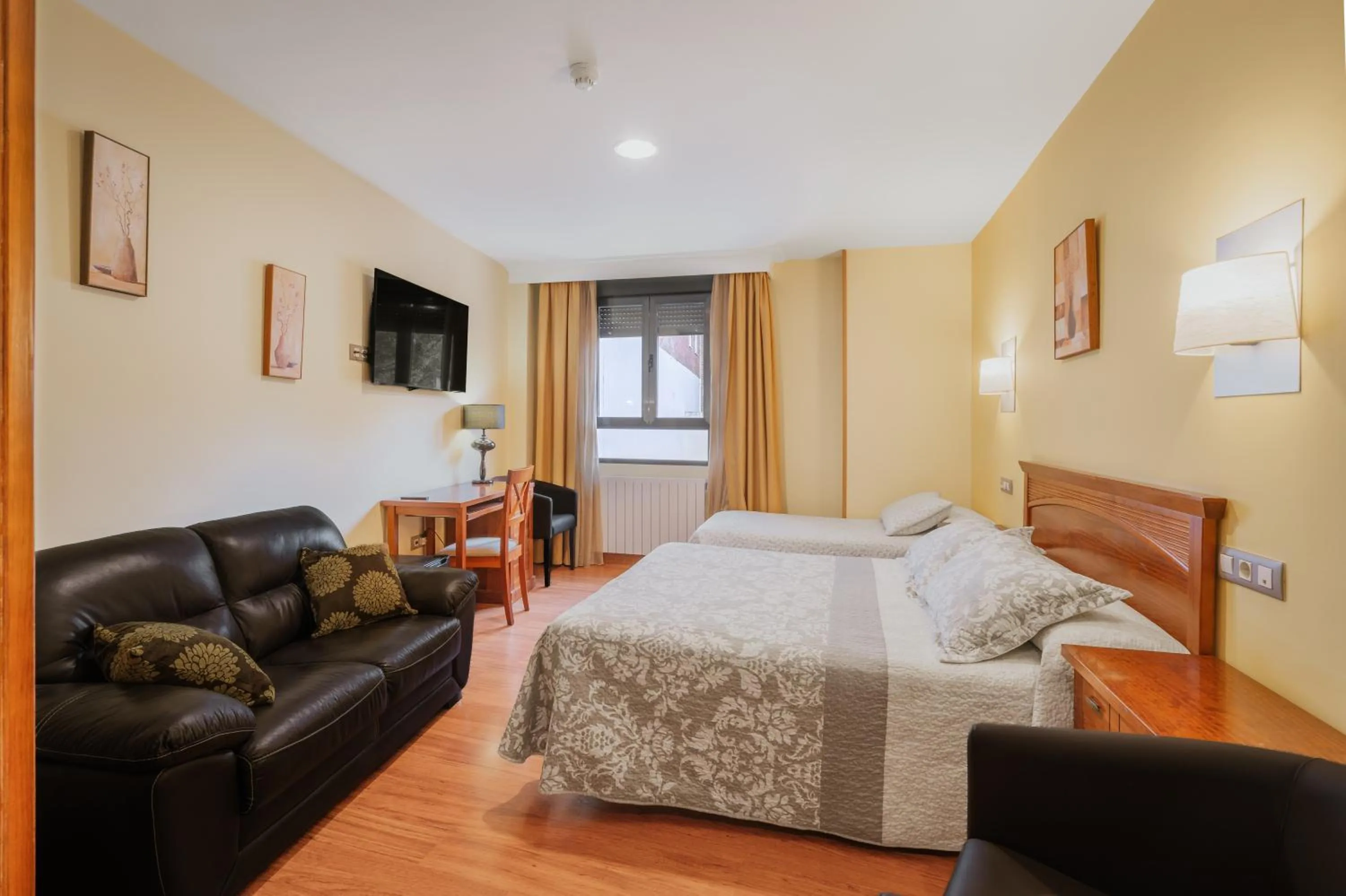 Bed in Hotel Reina Isabel