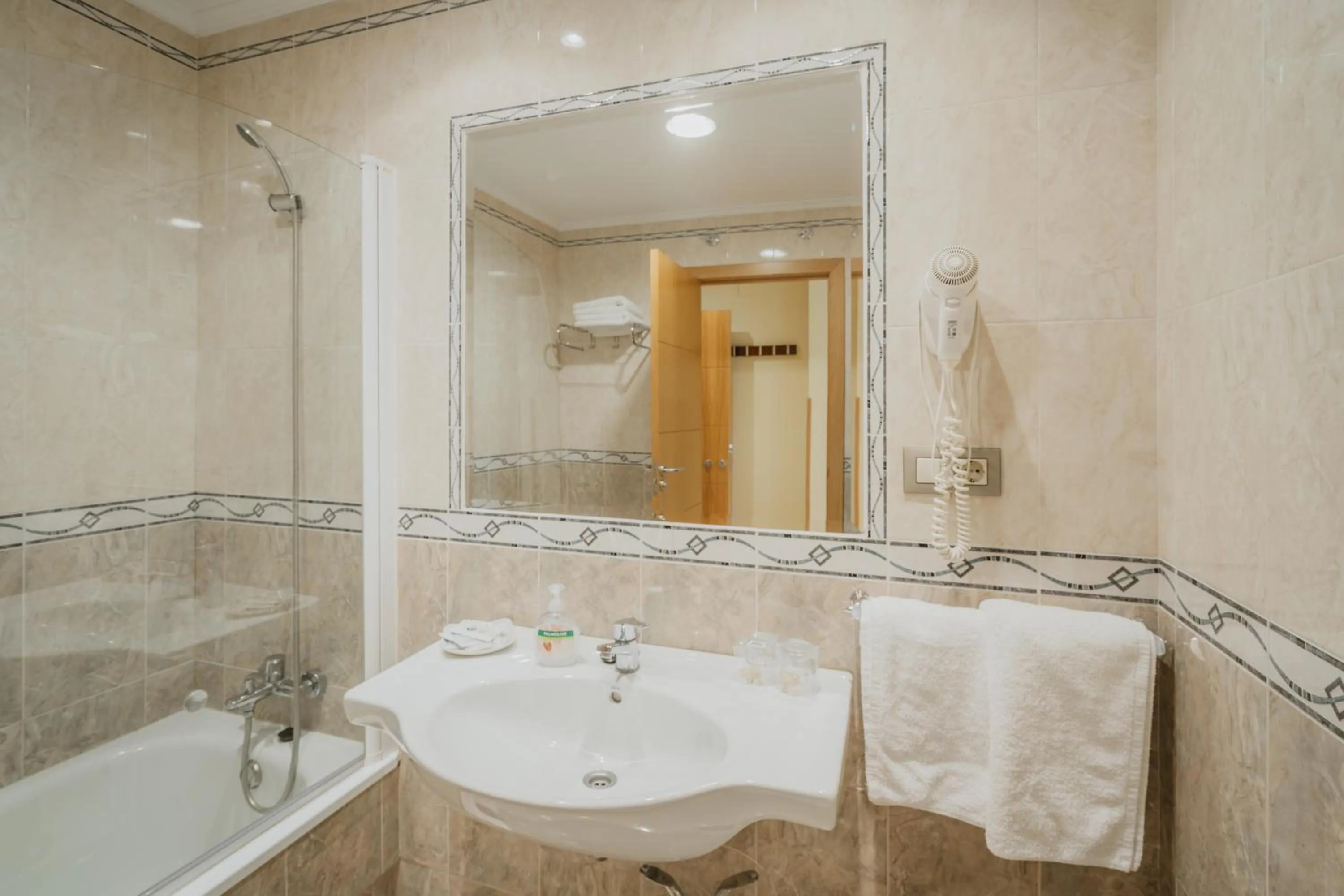 Bathroom in Hotel Reina Isabel