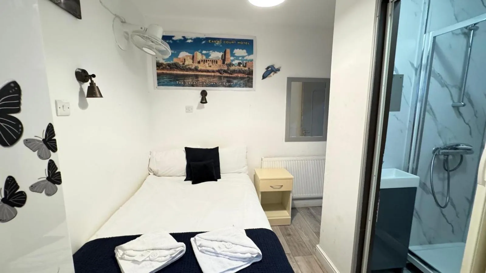 Photo of the whole room, Bed in Earls Court Hotel