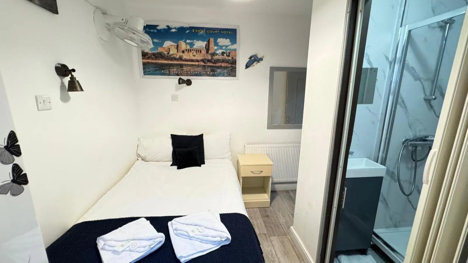 Photo of the whole room, Bed in Earls Court Hotel