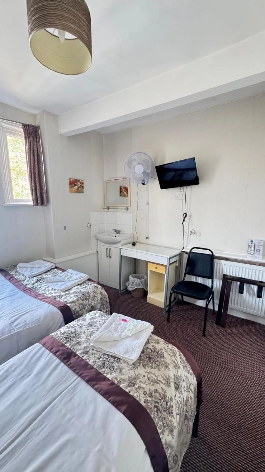 Photo of the whole room, Bed in Earls Court Hotel