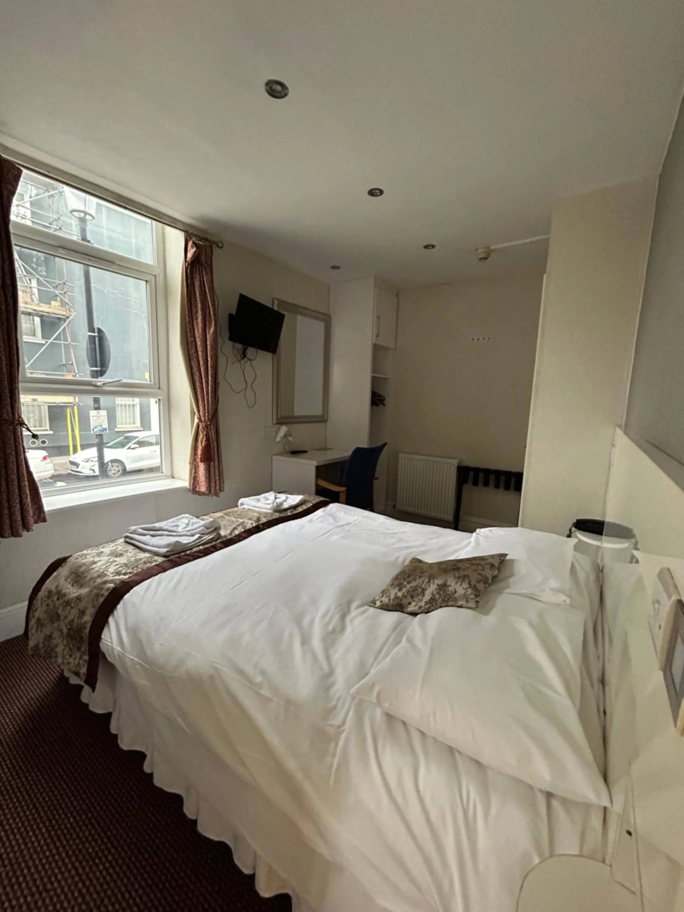 Photo of the whole room, Bed in Earls Court Hotel