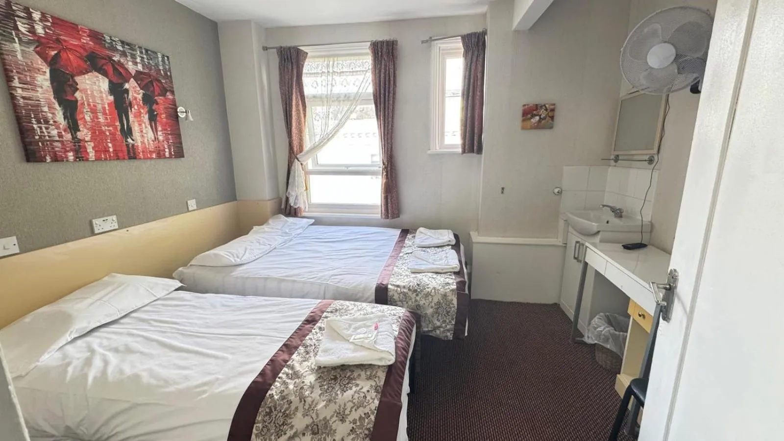 Photo of the whole room, Bed in Earls Court Hotel