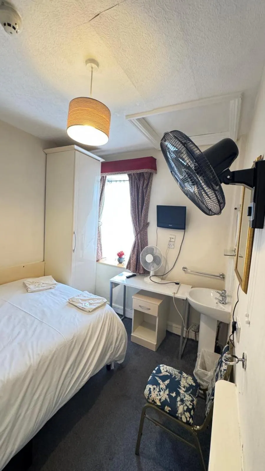 Photo of the whole room, Bed in Earls Court Hotel