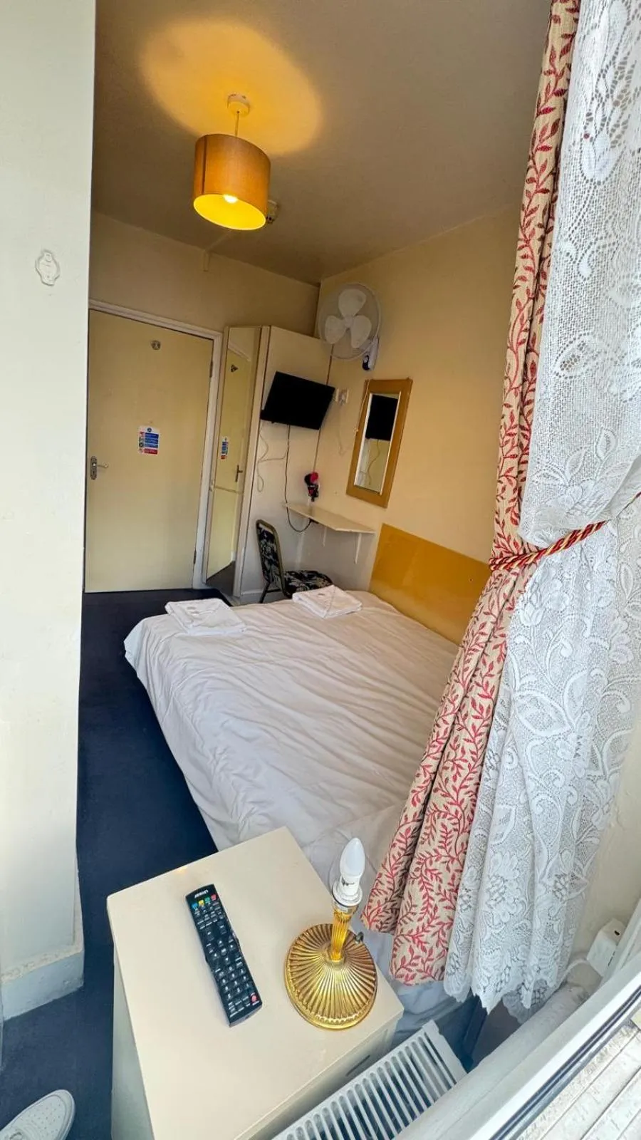 Photo of the whole room, Bed in Earls Court Hotel