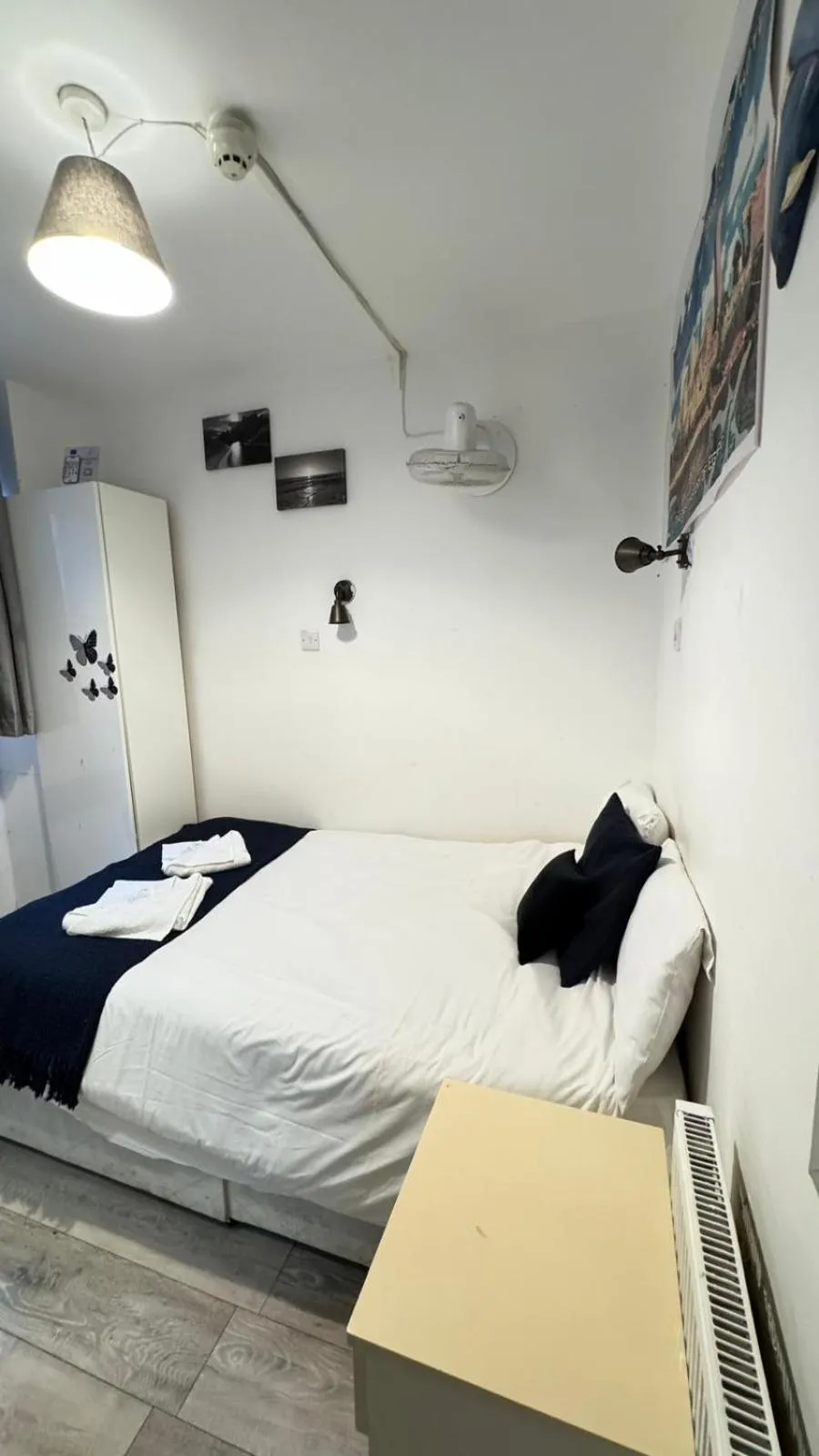 Photo of the whole room, Bed in Earls Court Hotel