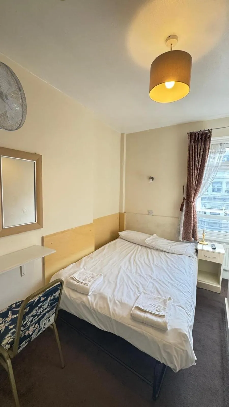 Photo of the whole room, Bed in Earls Court Hotel