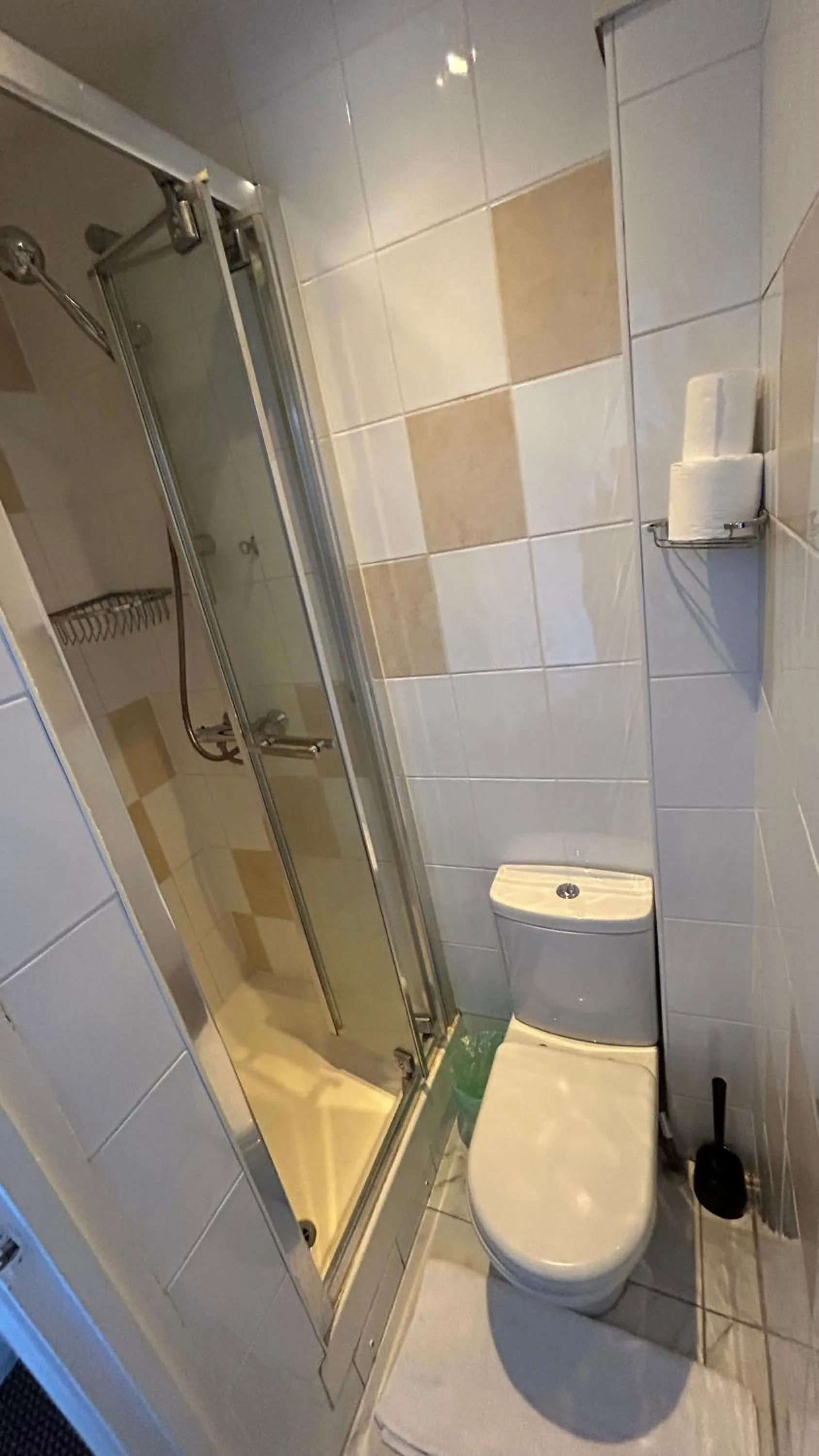 Bathroom in Earls Court Hotel