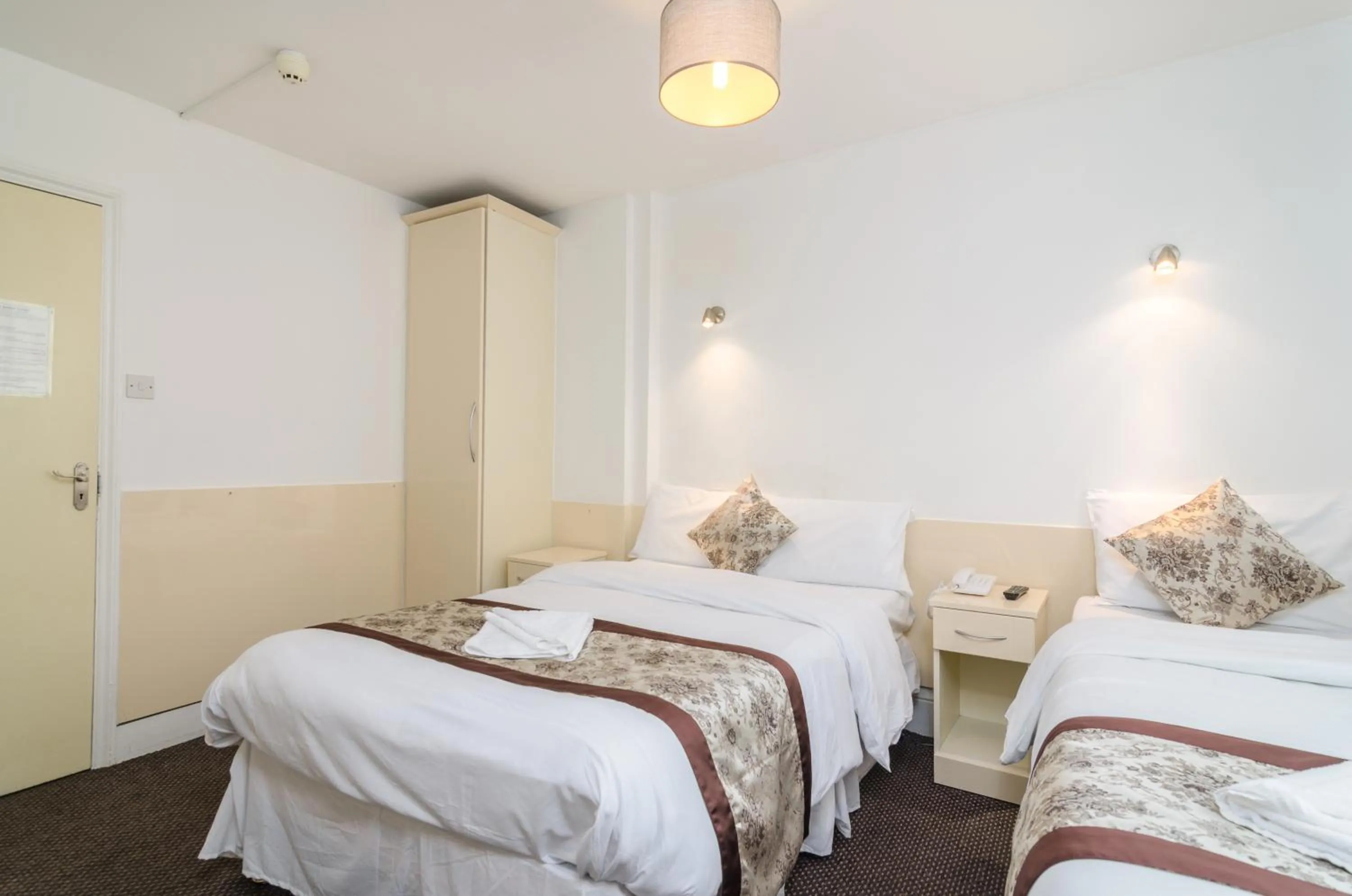 Photo of the whole room, Bed in Earls Court Hotel