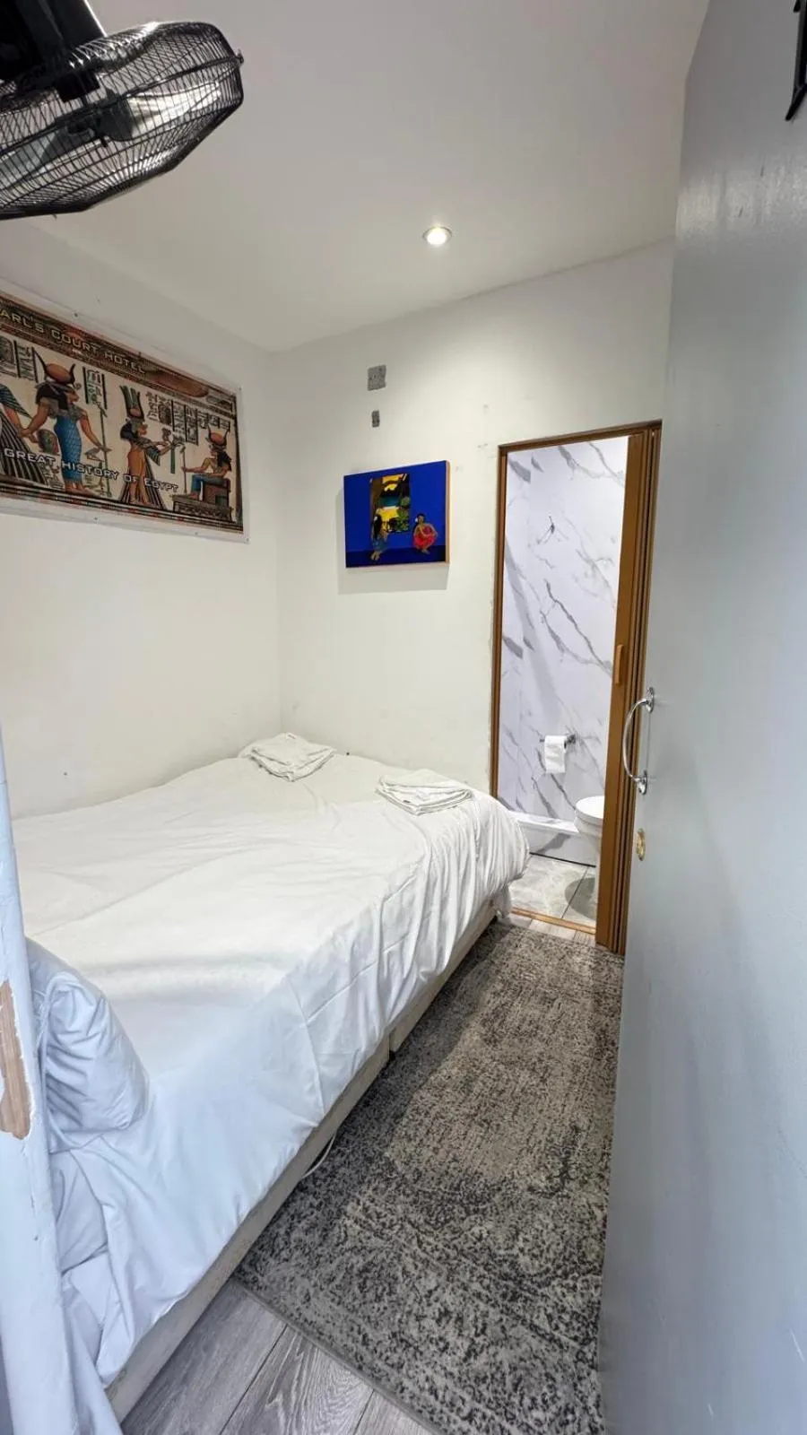 Photo of the whole room, Bed in Earls Court Hotel