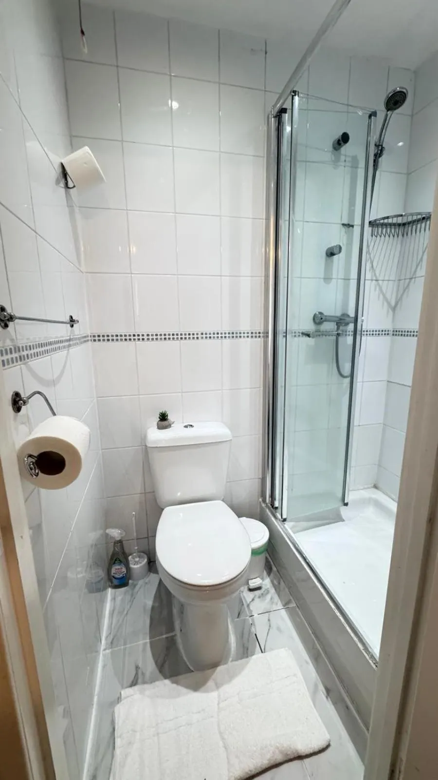 Toilet in Earls Court Hotel