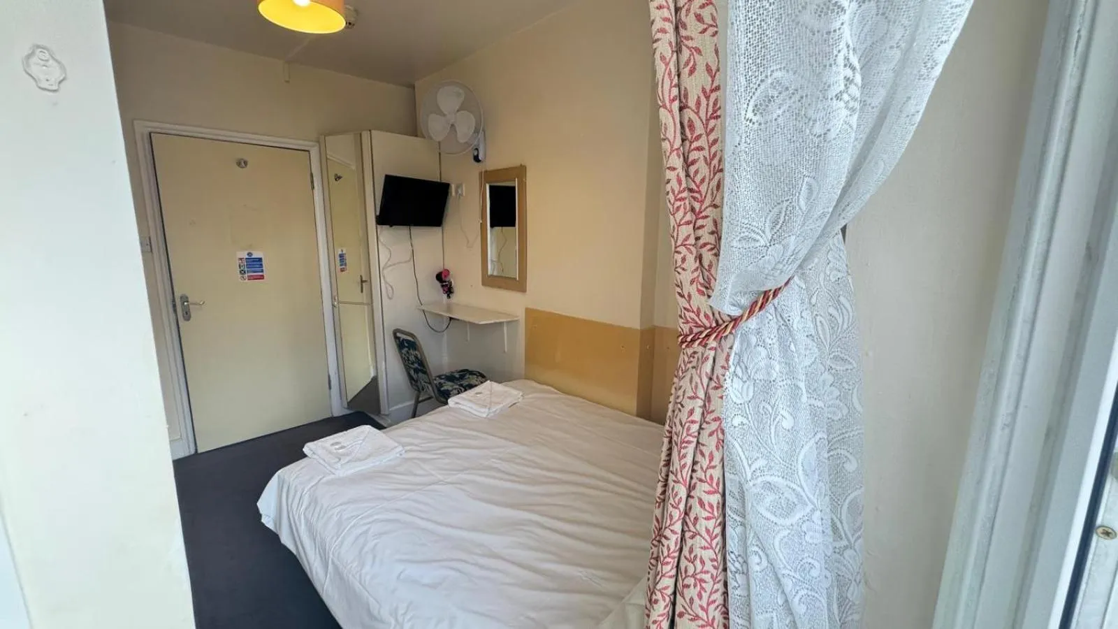 Photo of the whole room, Bed in Earls Court Hotel