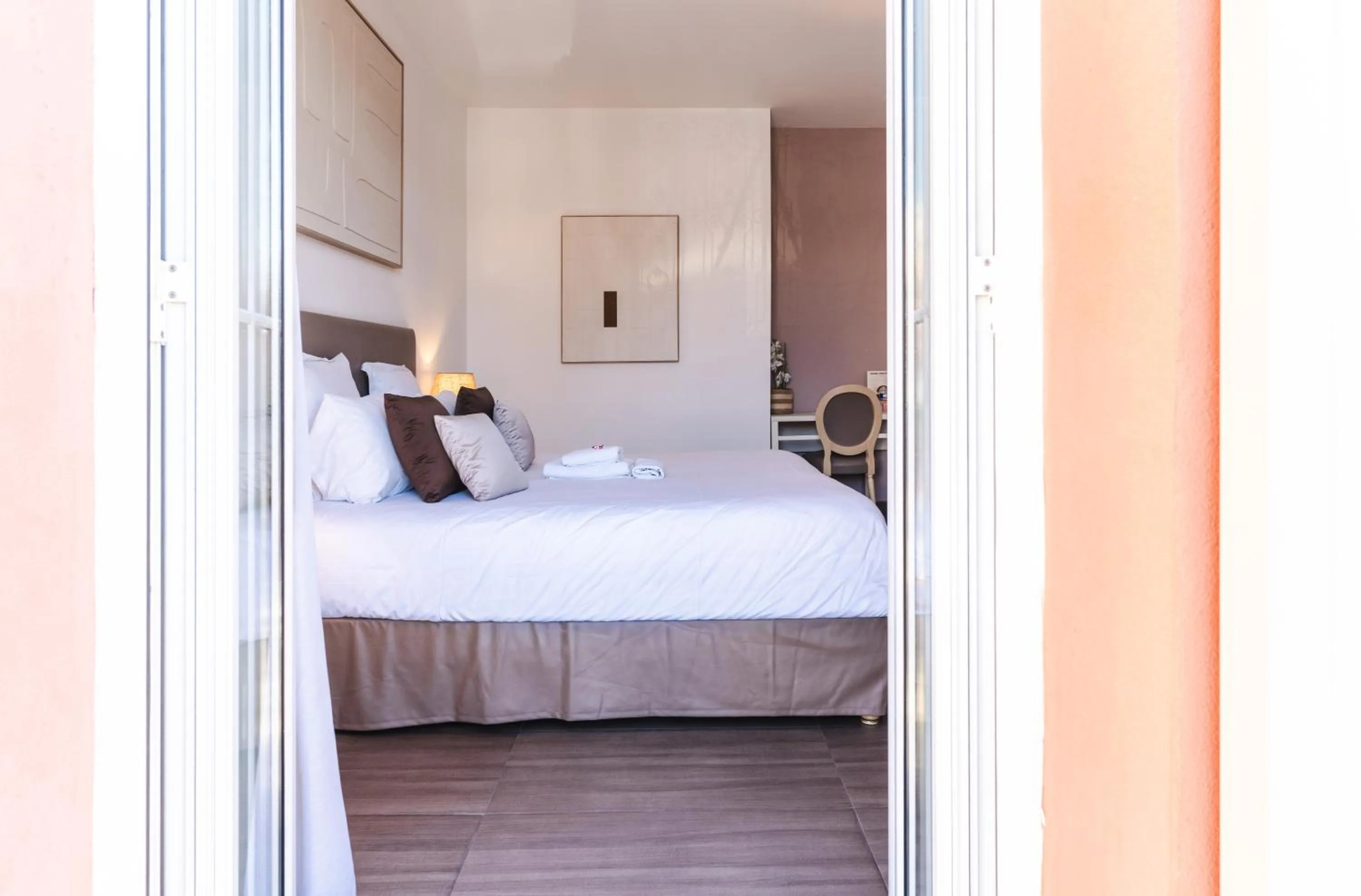 Photo of the whole room, Bed in Hôtel CASABELLA Cannes Mouans Sartoux