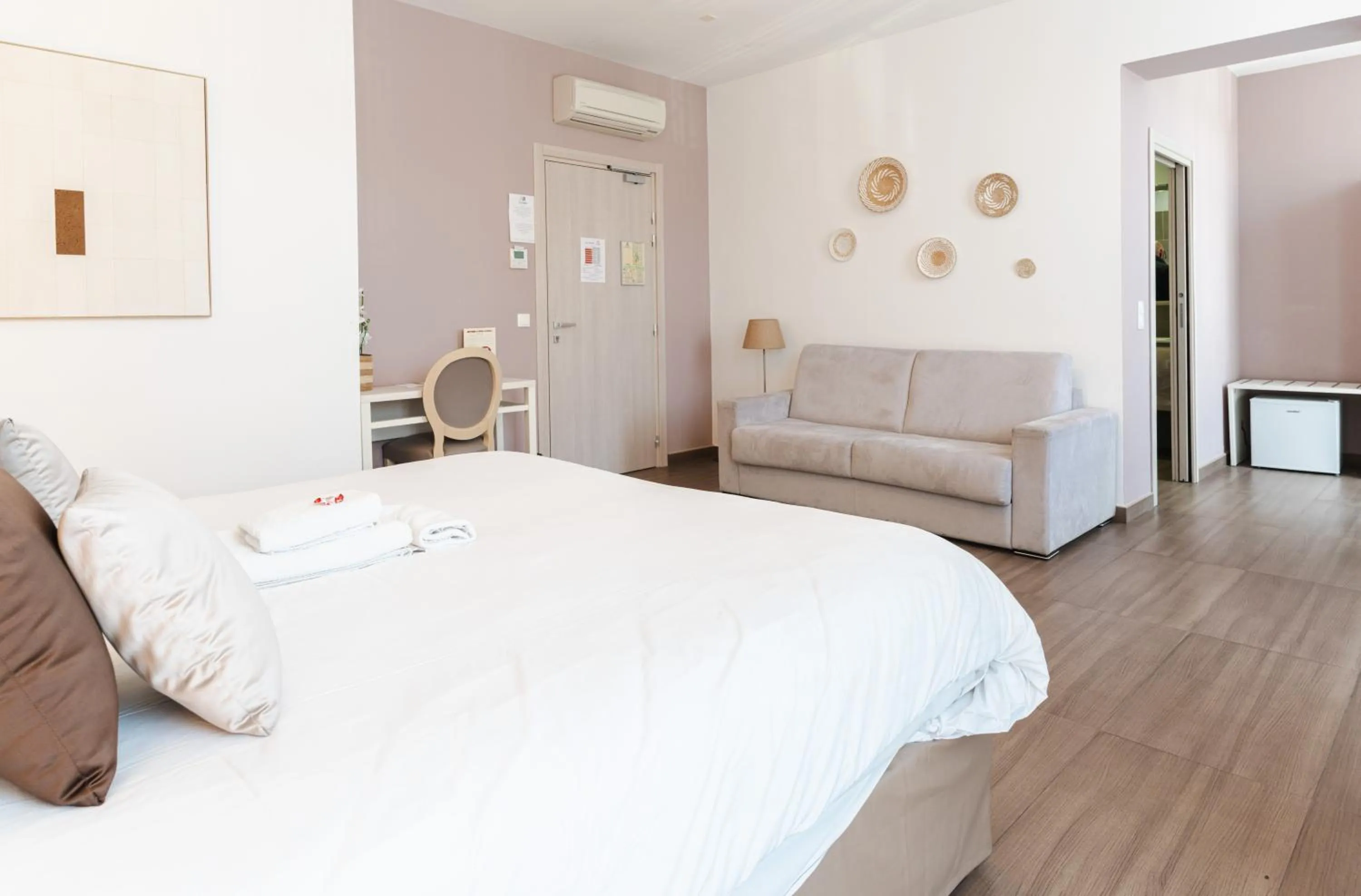 Photo of the whole room, Bed in Hôtel CASABELLA Cannes Mouans Sartoux