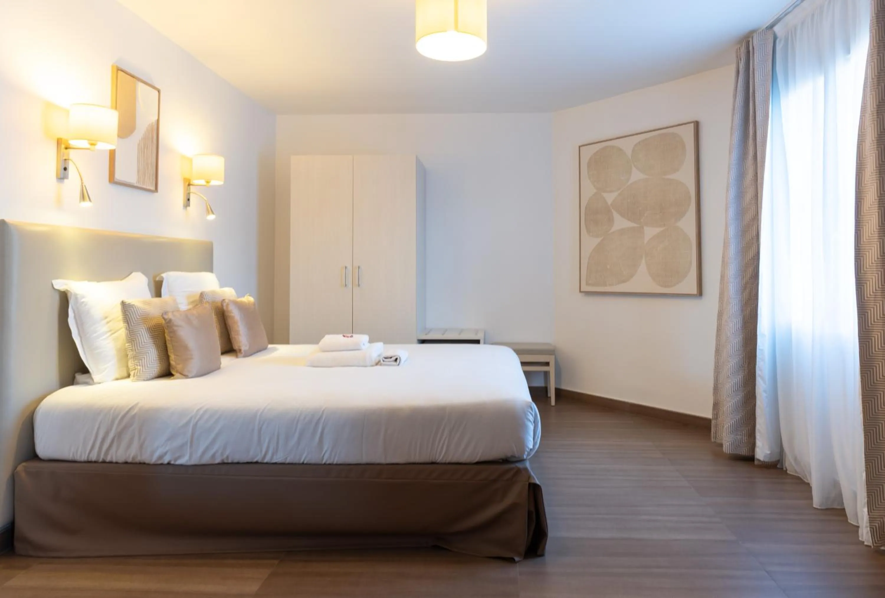 Photo of the whole room, Bed in Hôtel CASABELLA Cannes Mouans Sartoux