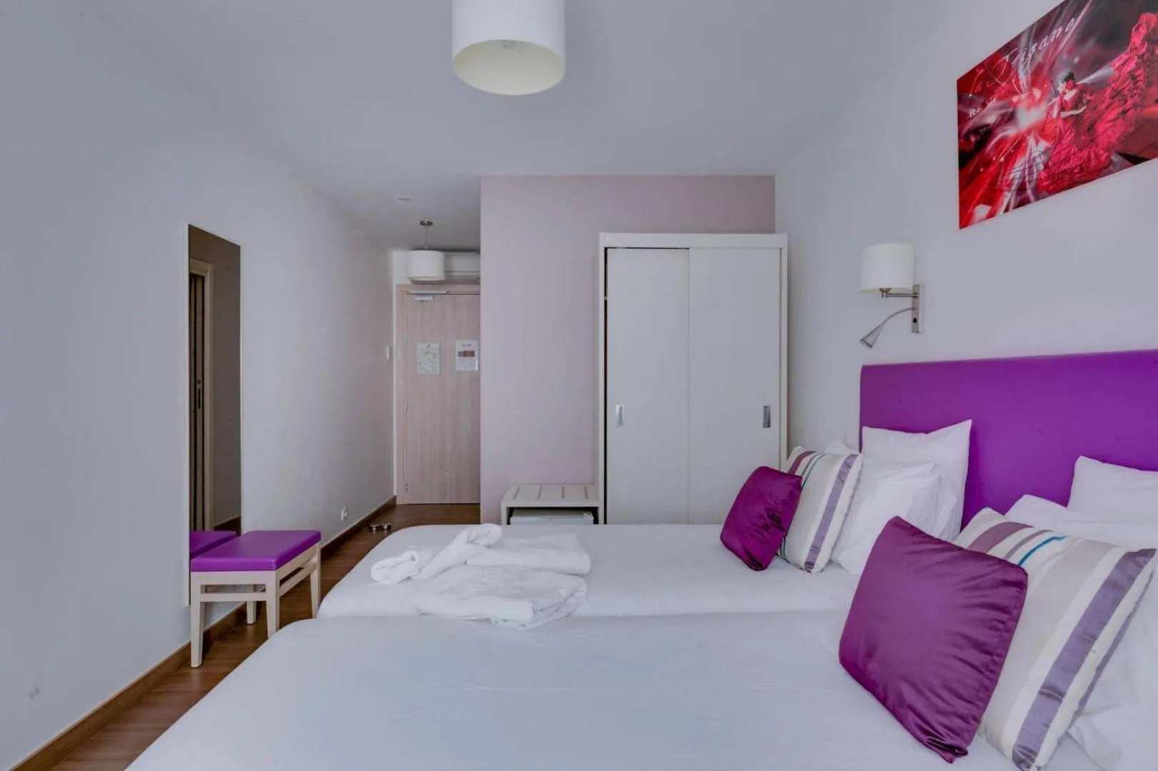 Photo of the whole room, Bed in Hôtel CASABELLA Cannes Mouans Sartoux