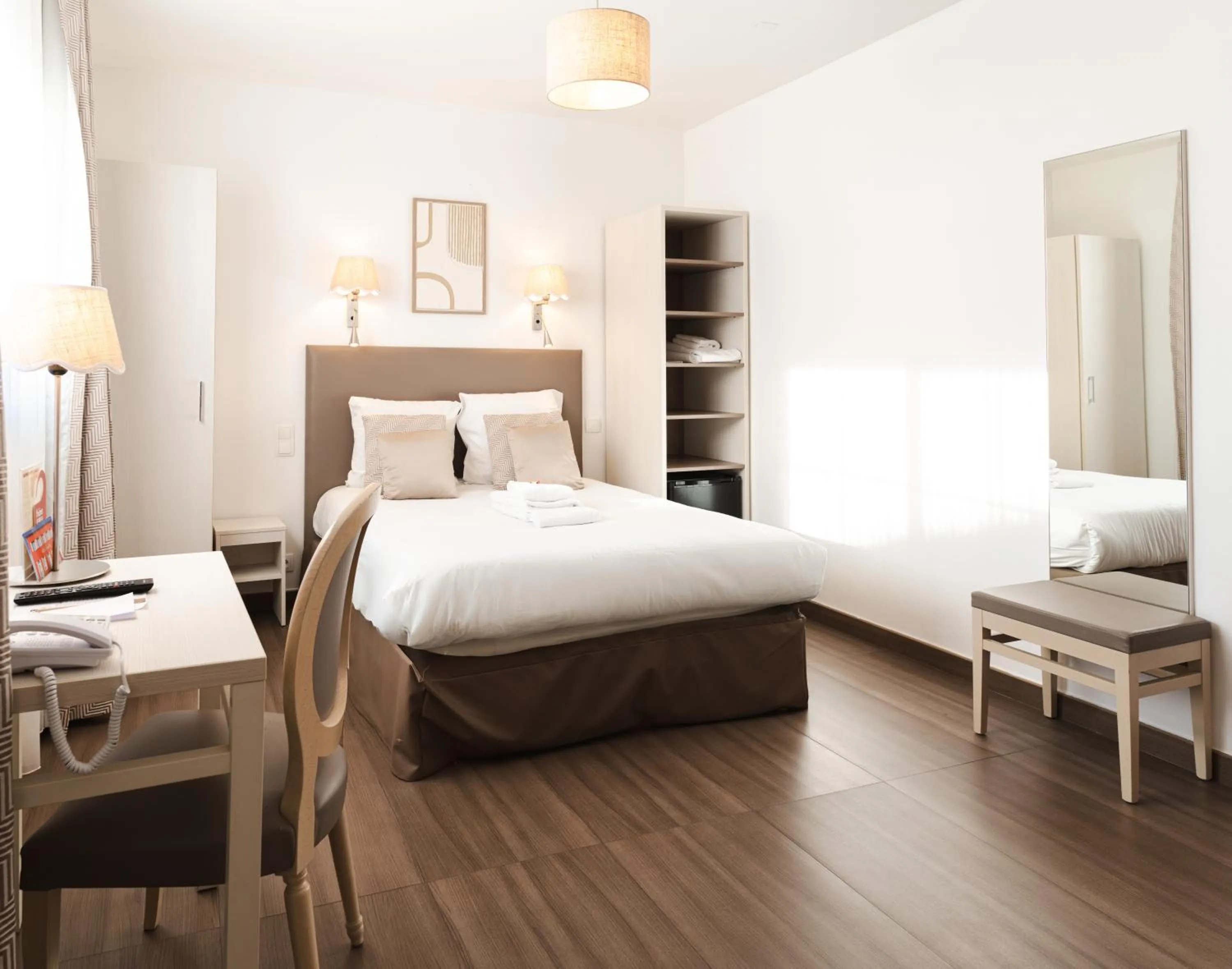 Photo of the whole room, Bed in Hôtel CASABELLA Cannes Mouans Sartoux