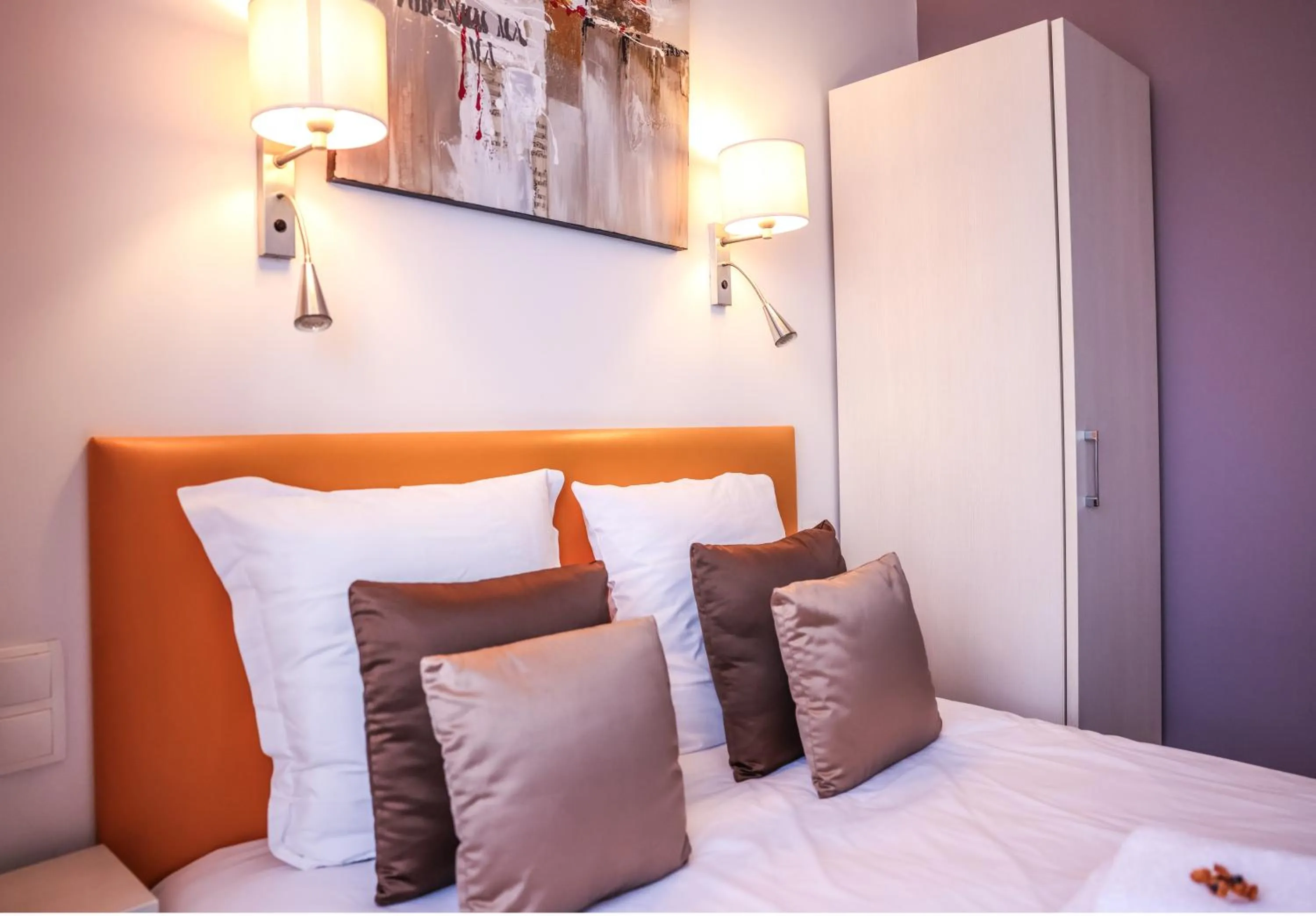 Bedroom, Bed in Hôtel CASABELLA Cannes Mouans Sartoux