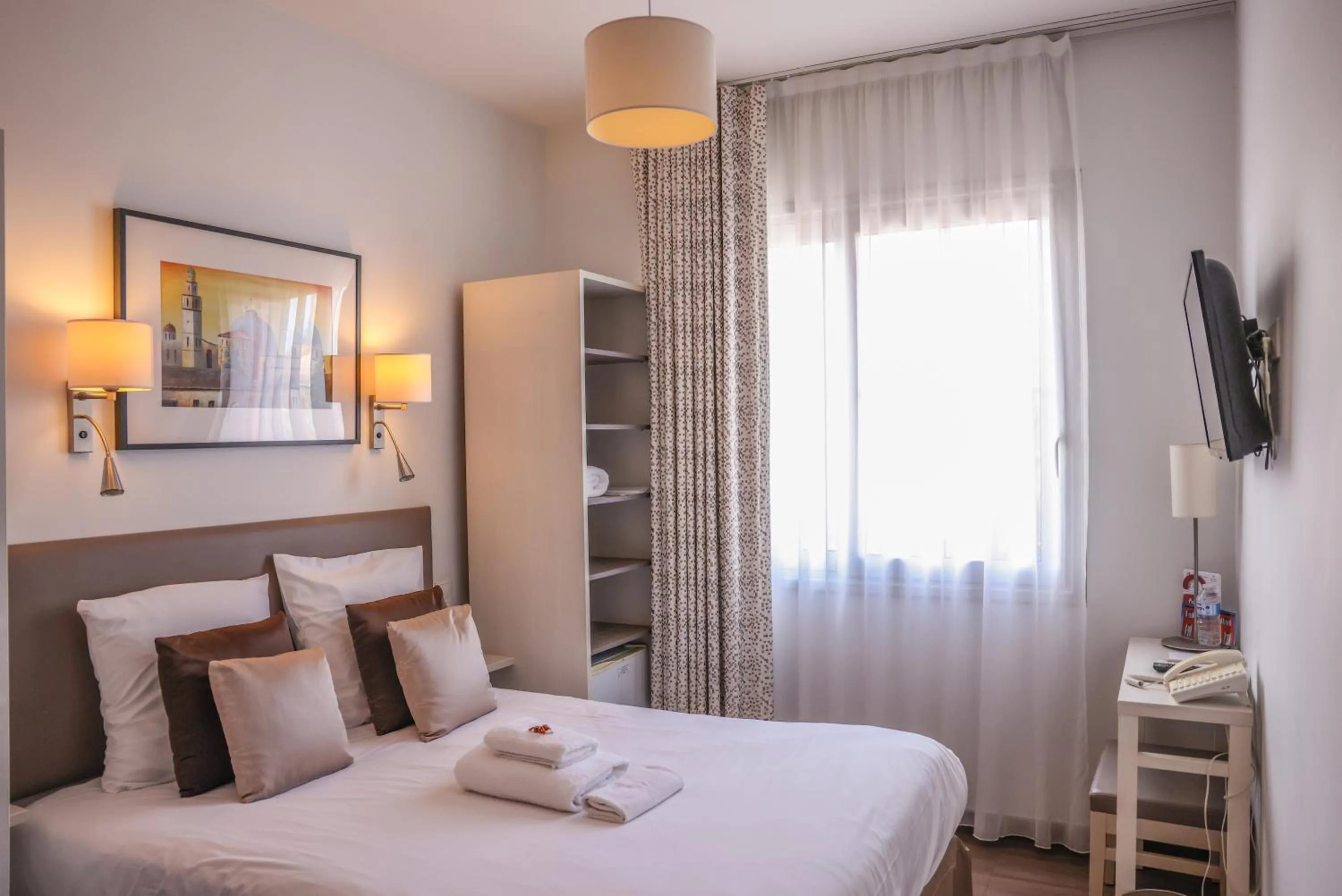 Bedroom, Bed in Hôtel CASABELLA Cannes Mouans Sartoux