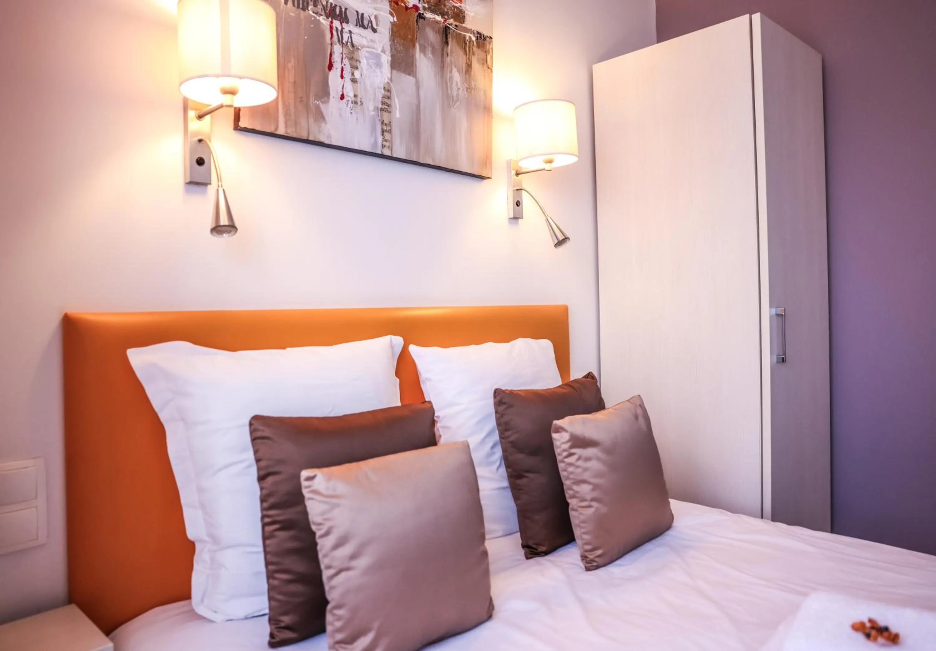 Bedroom, Bed in Hôtel CASABELLA Cannes Mouans Sartoux