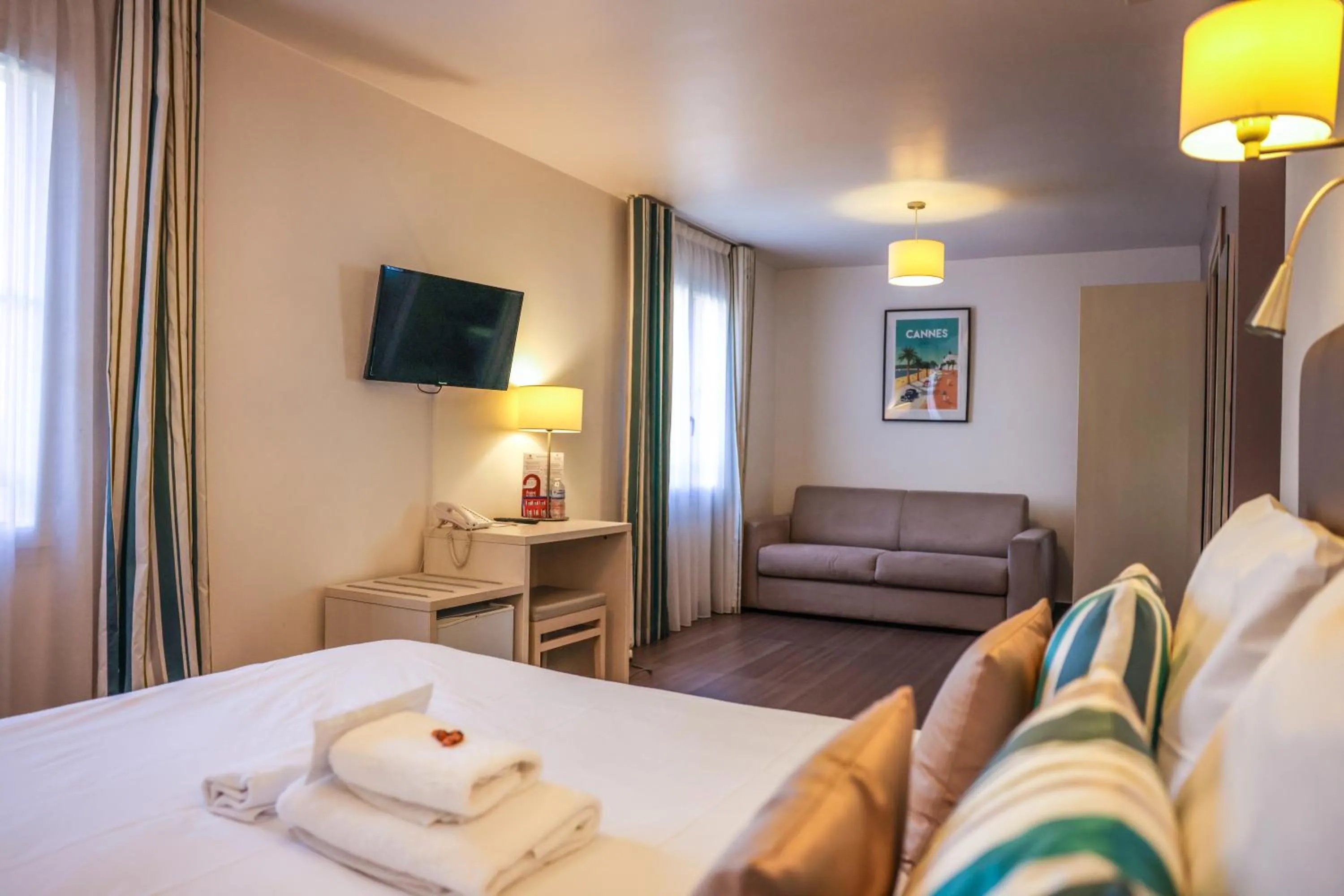 Facility for disabled guests, Bed in Hôtel CASABELLA Cannes Mouans Sartoux