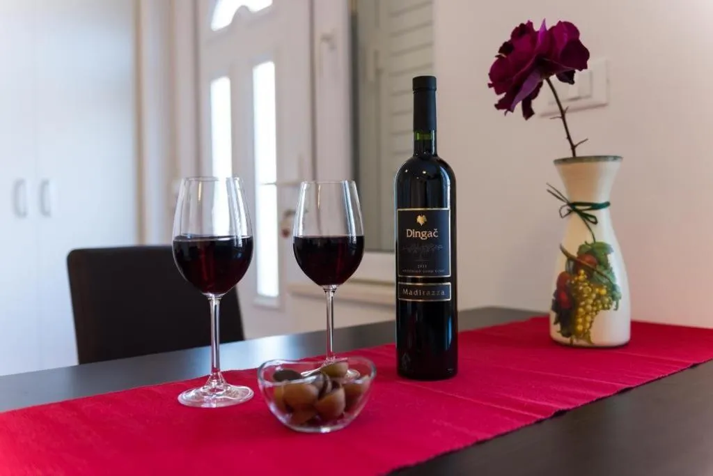 Dining area in Apartments Ira