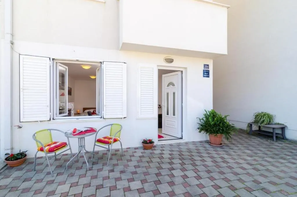 Property building in Apartments Ira