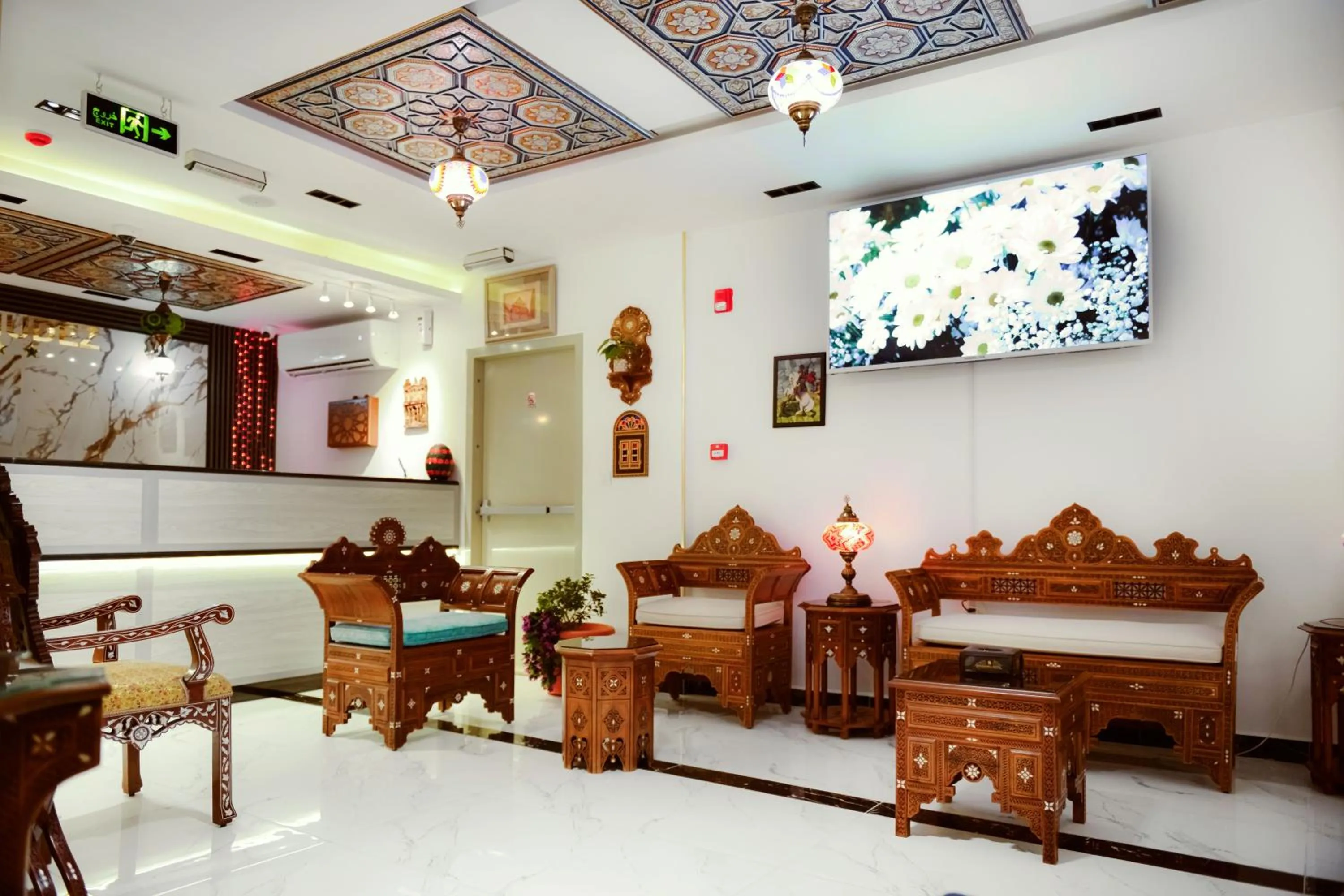 Communal lounge/ TV room in Petra Bermudez Hotel