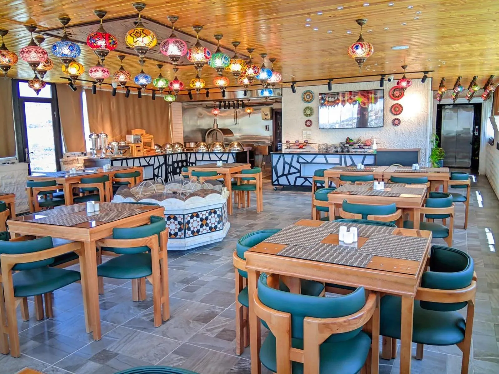 Restaurant/places to eat in Petra Bermudez Hotel