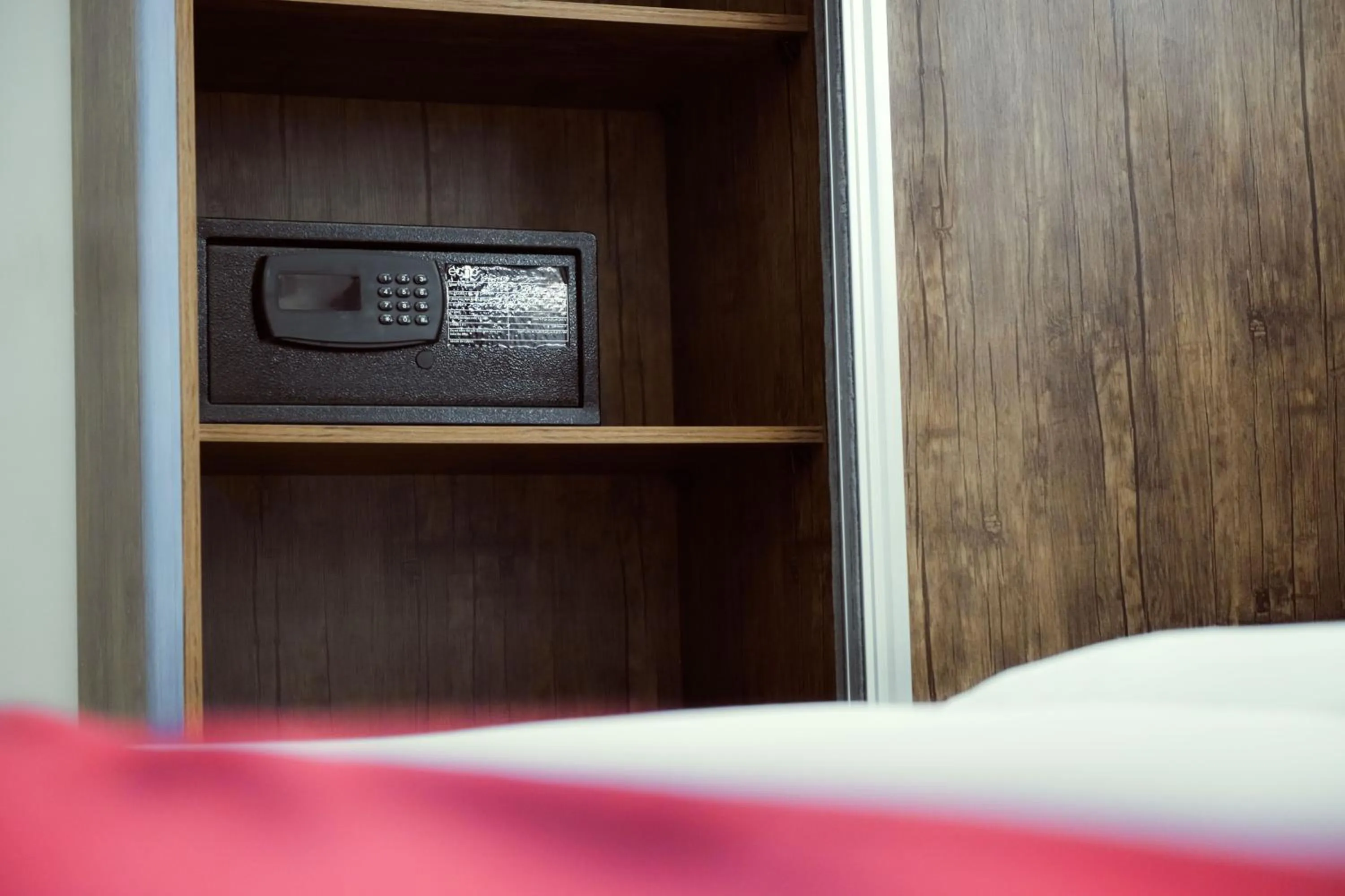 safe, Bed in Petra Bermudez Hotel