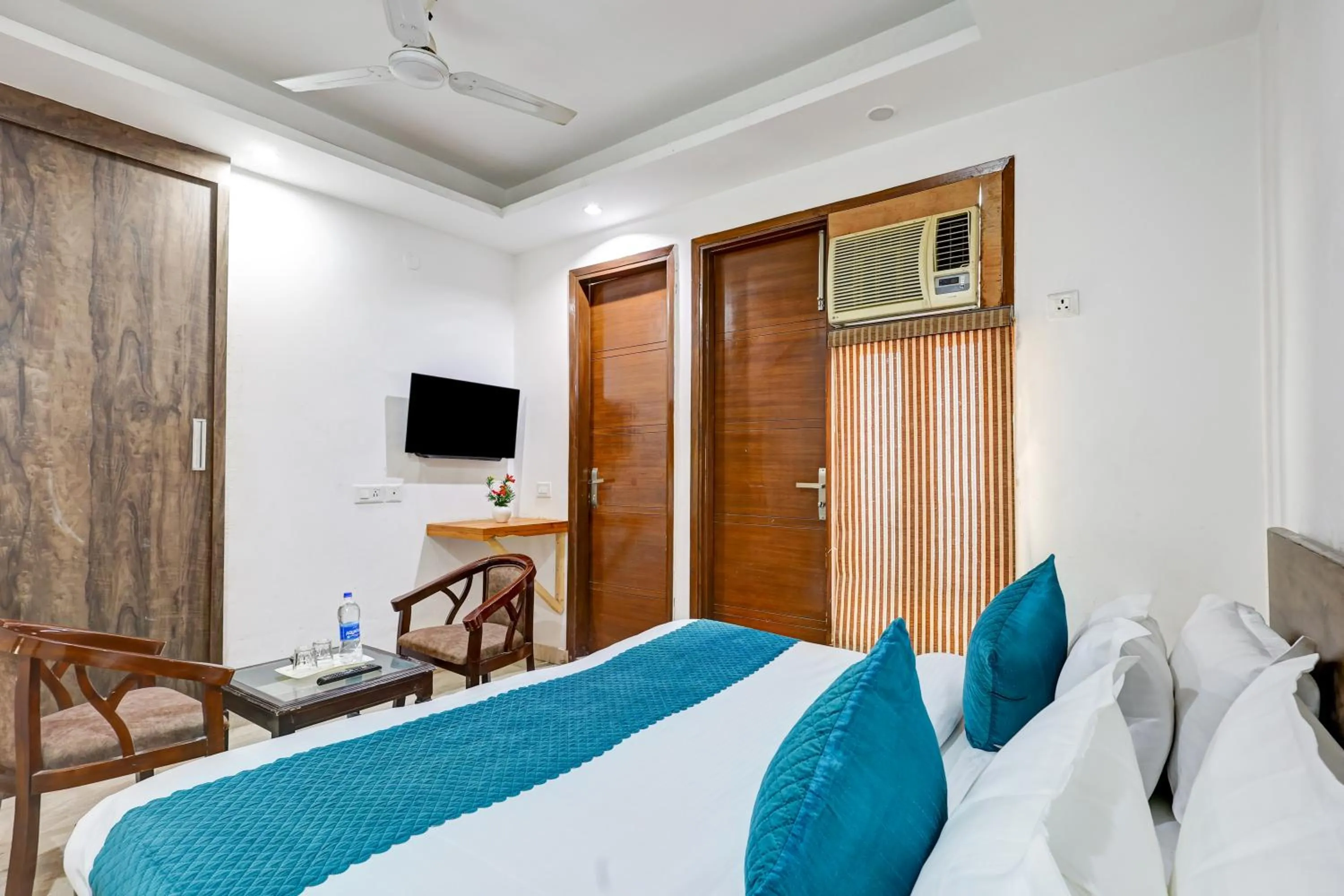 TV and multimedia, Bed in Mauryan Elite Hotel Qutab Minar Metro Station