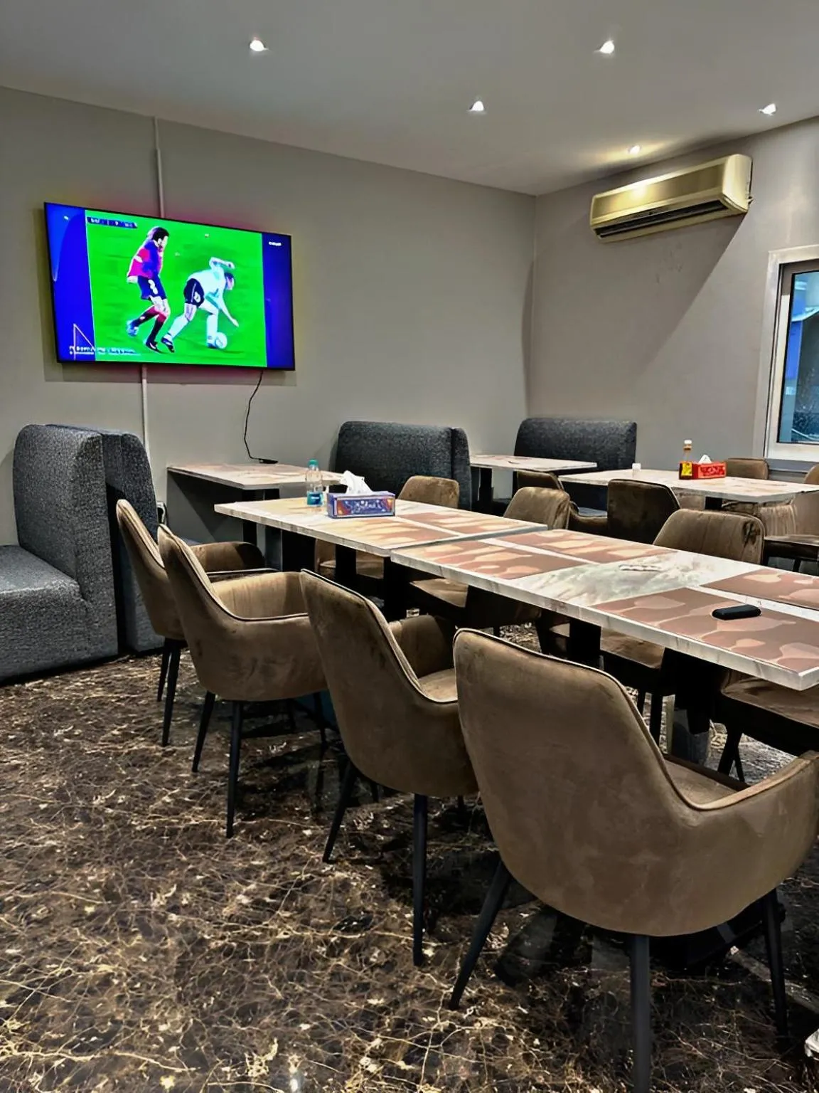 Restaurant/places to eat in TAMARIND HOTEL