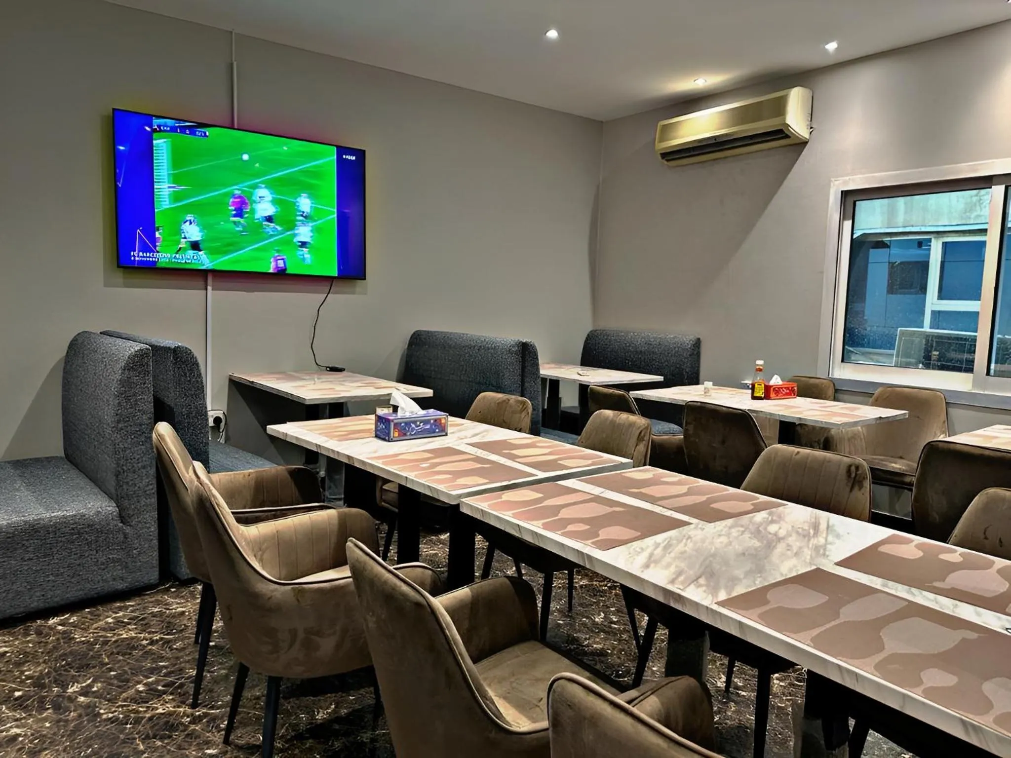 Restaurant/places to eat in TAMARIND HOTEL