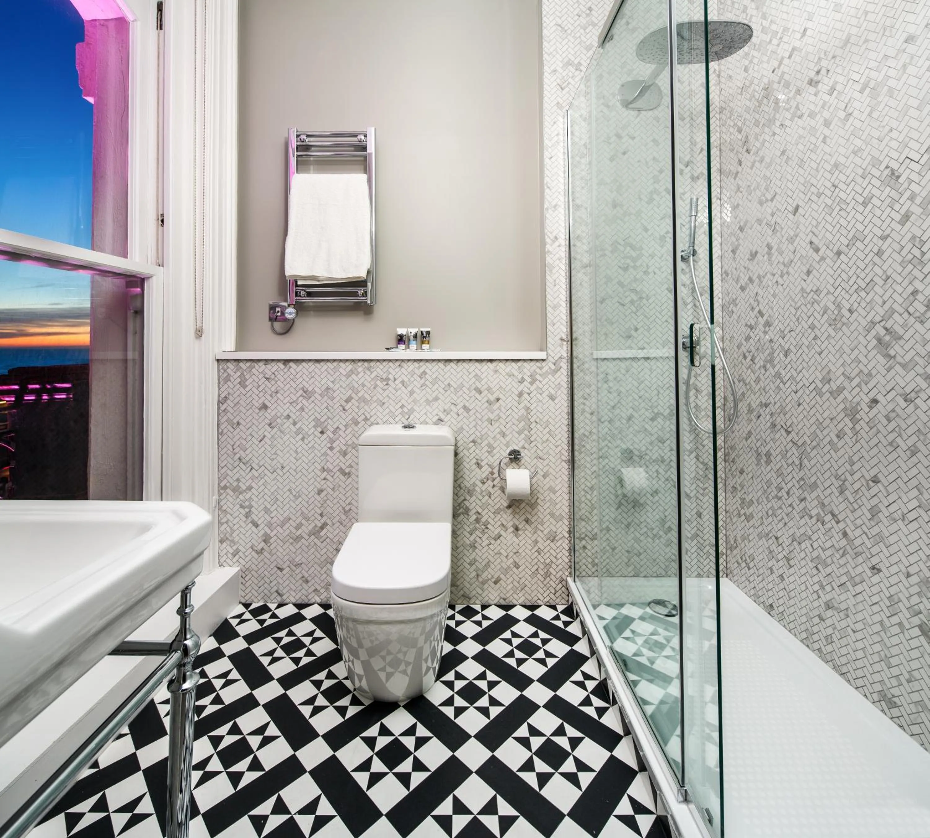 Shower in Mercure Brighton Seafront Hotel