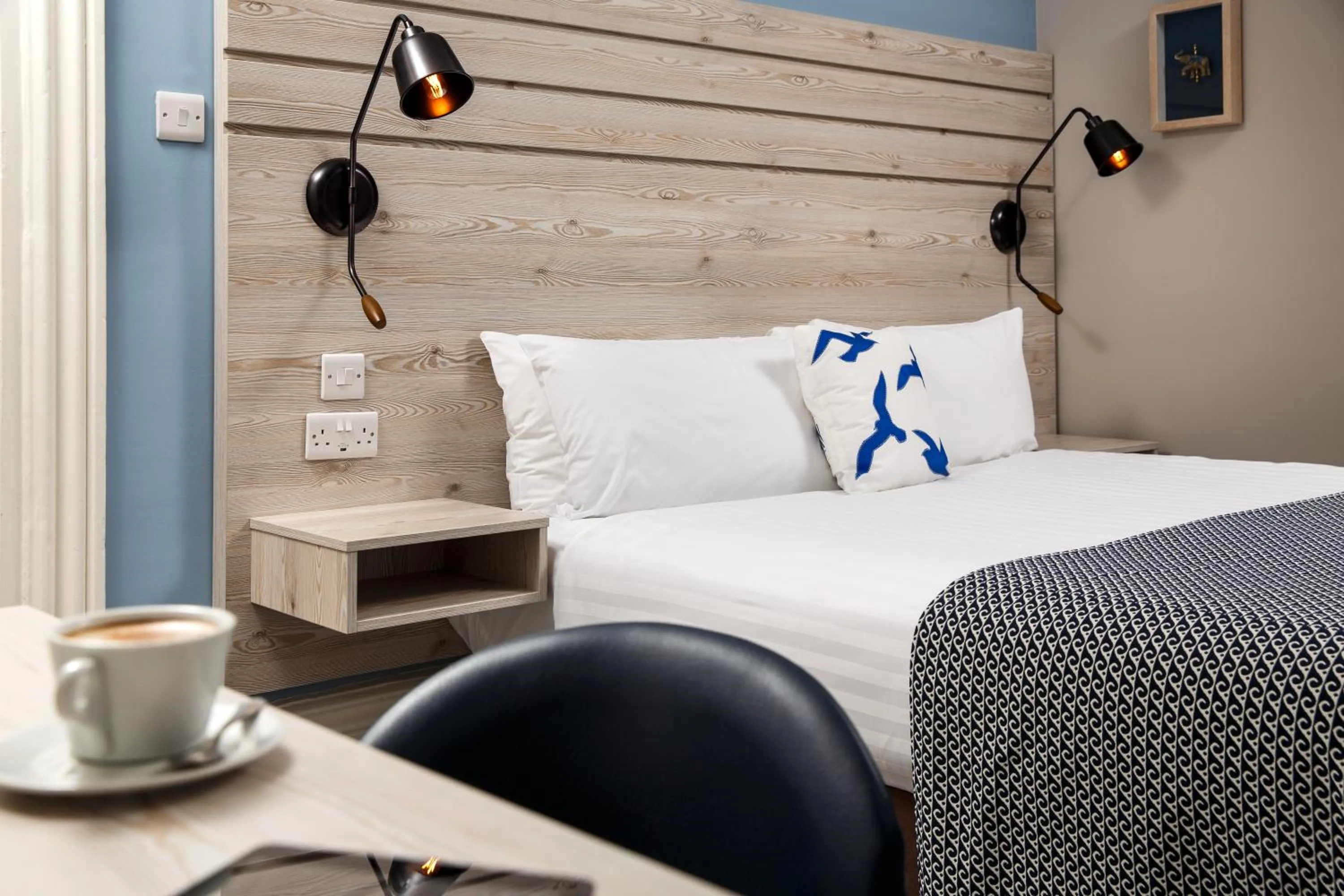 Bed in Mercure Brighton Seafront Hotel