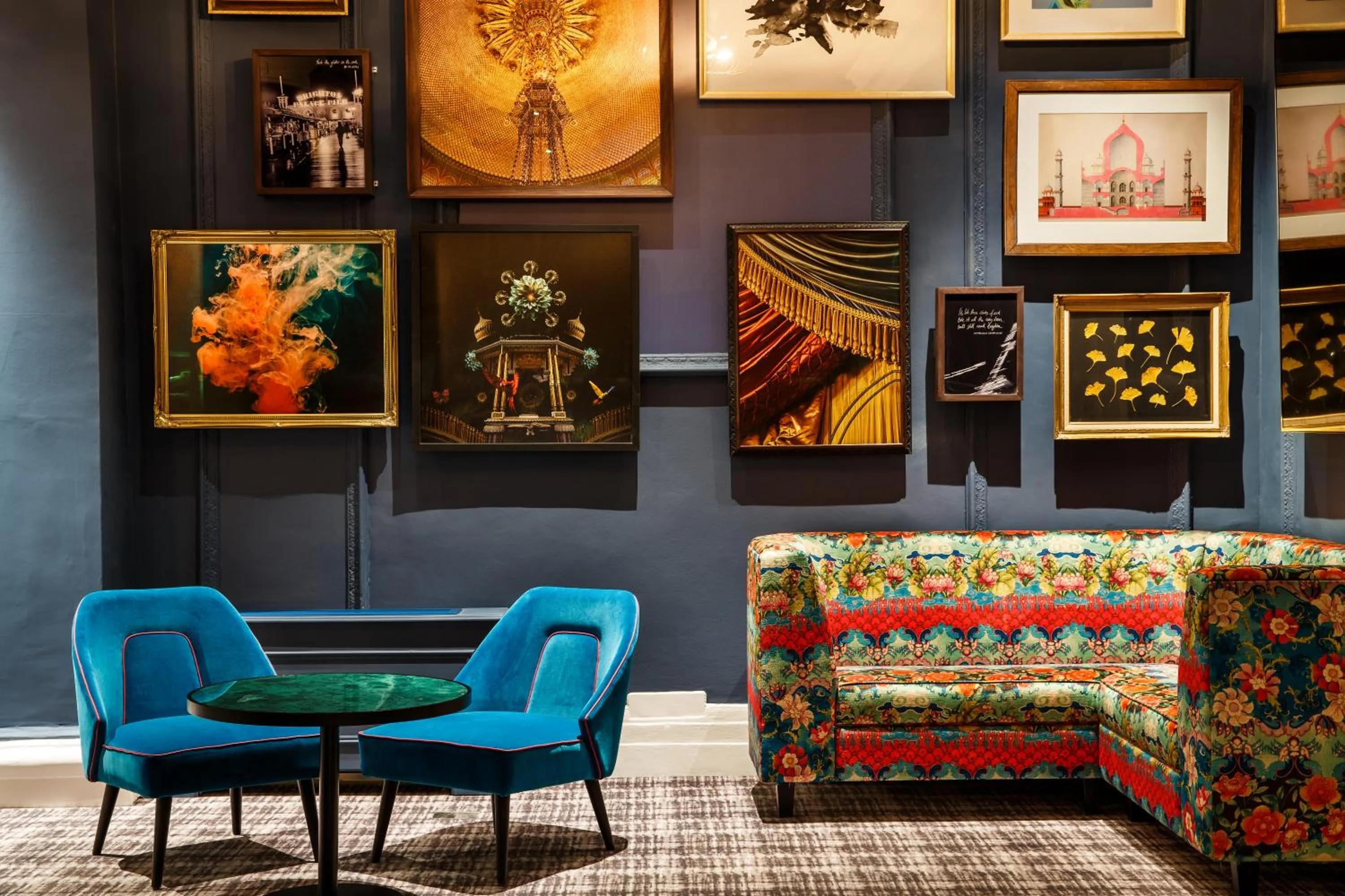 Communal lounge/ TV room in Mercure Brighton Seafront Hotel