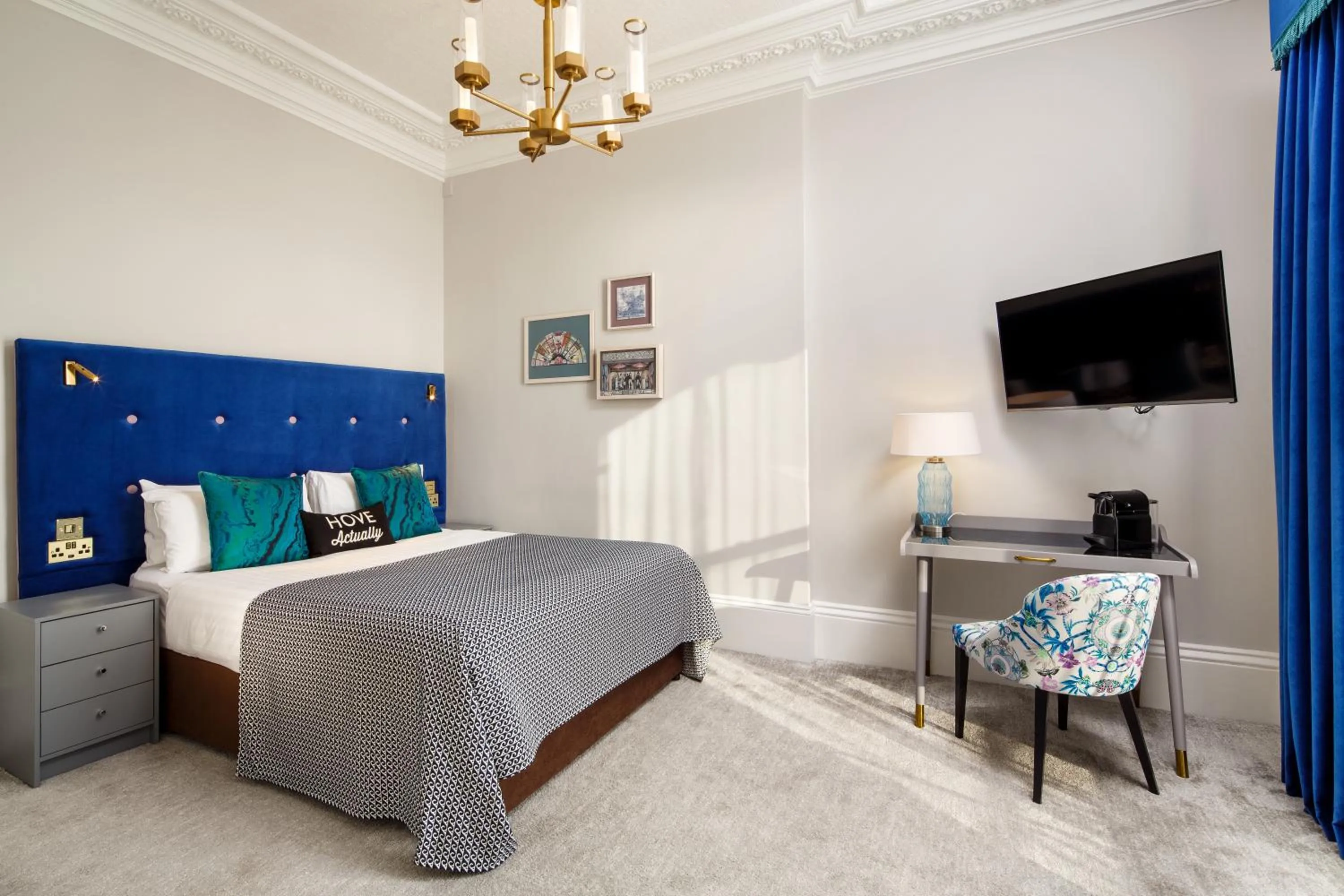 Bed in Mercure Brighton Seafront Hotel