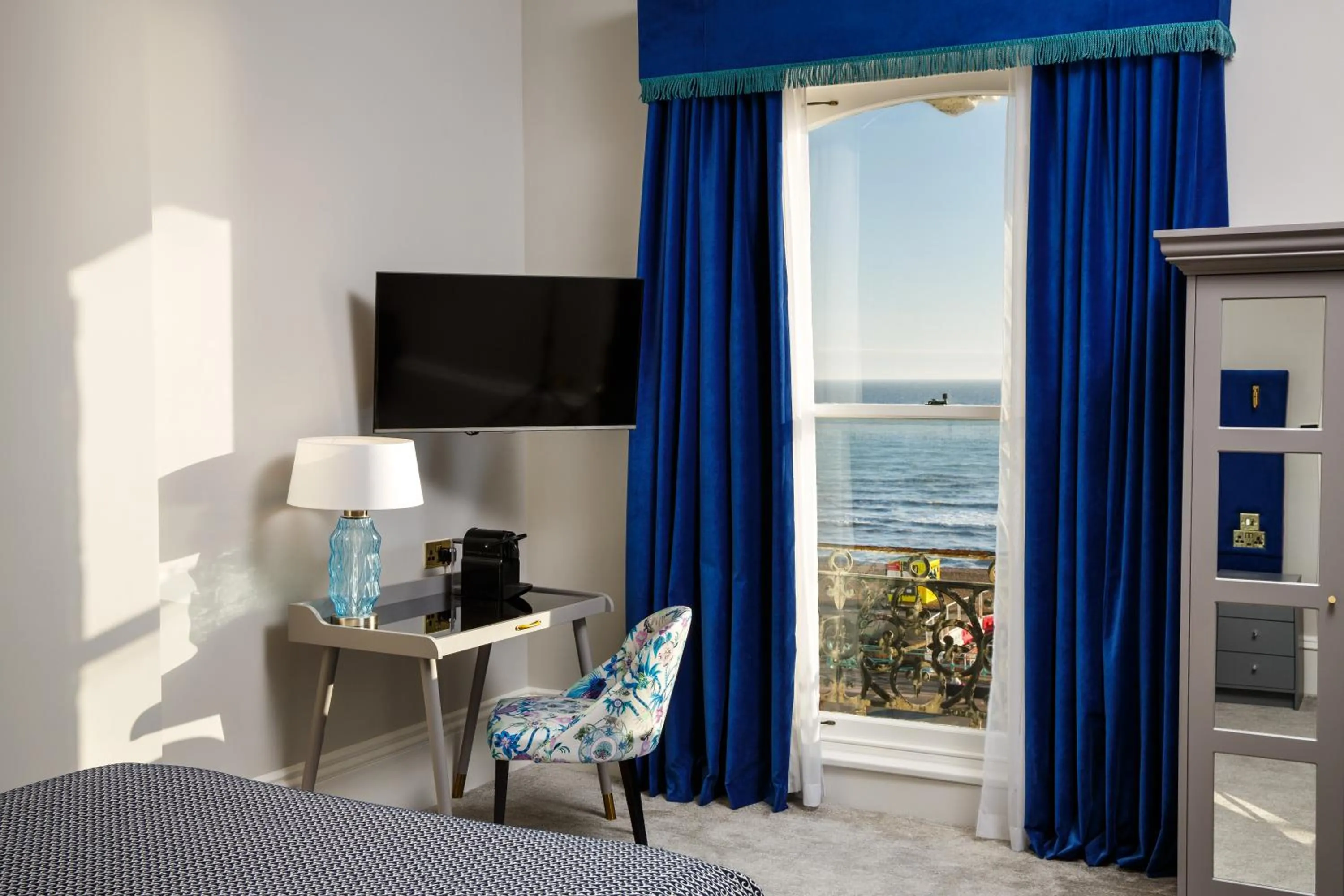 TV and multimedia, Bed in Mercure Brighton Seafront Hotel