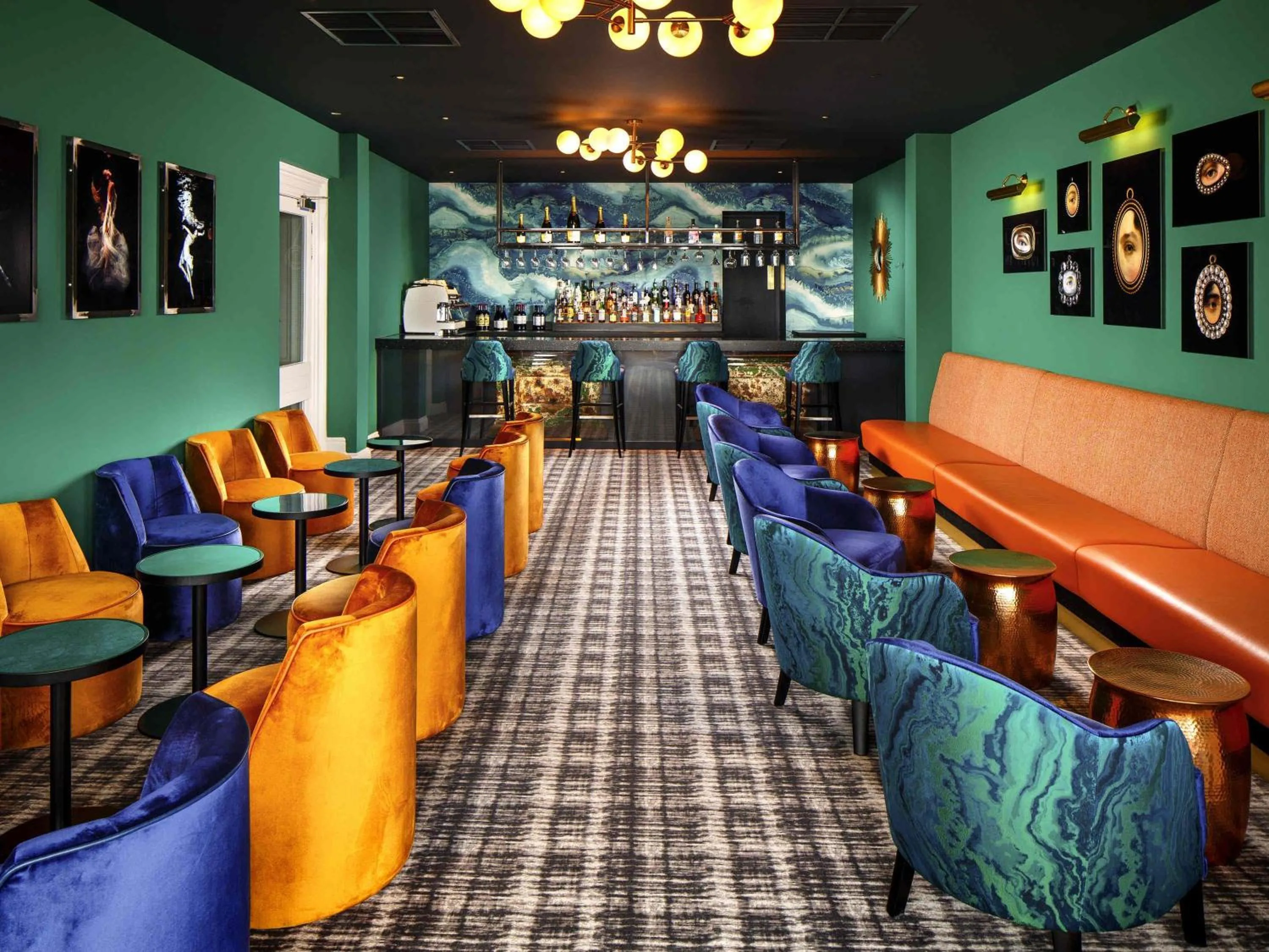 Lounge or bar in Mercure Brighton Seafront Hotel