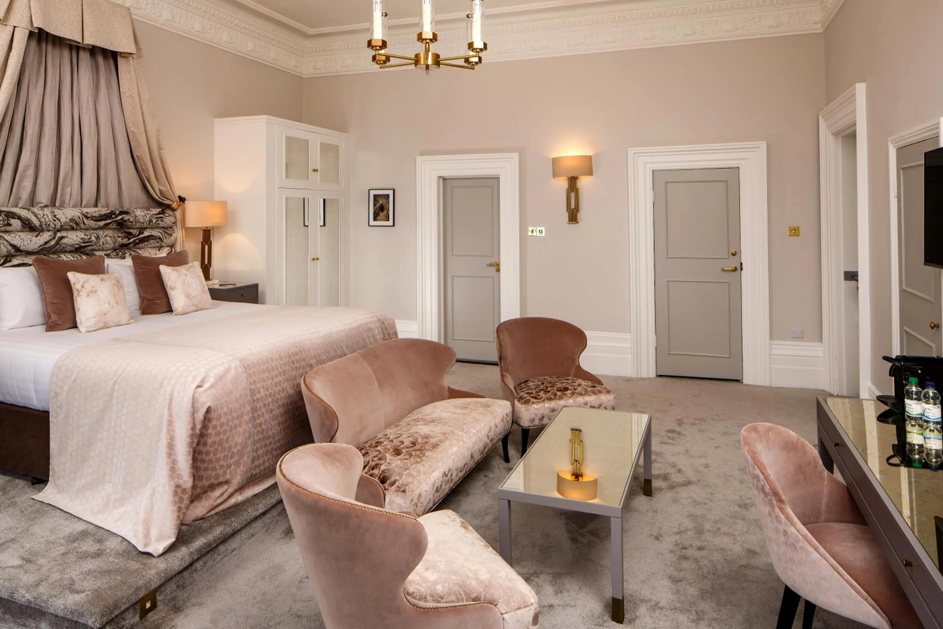 Bed in Mercure Brighton Seafront Hotel