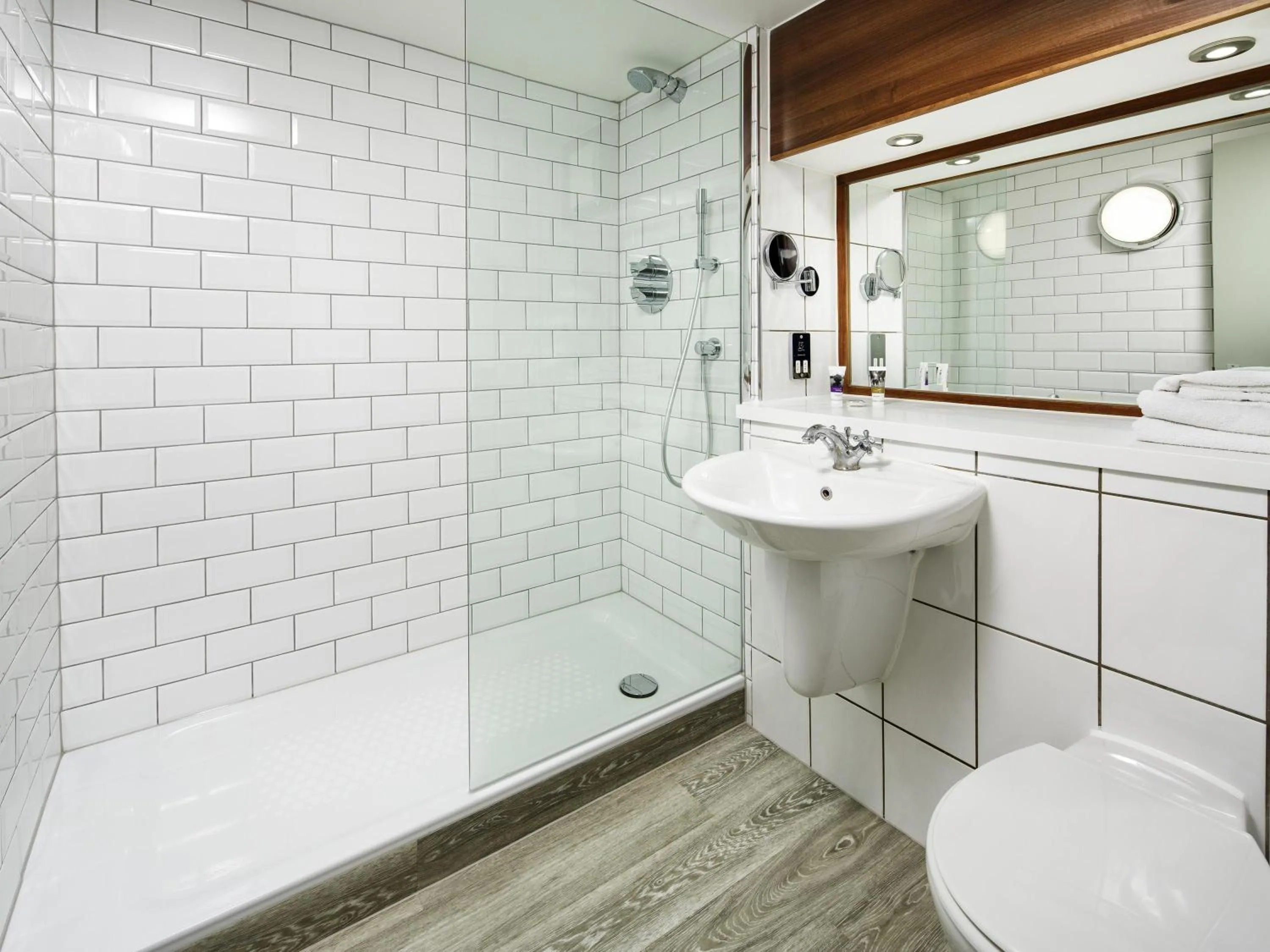 Bedroom in Mercure Brighton Seafront Hotel