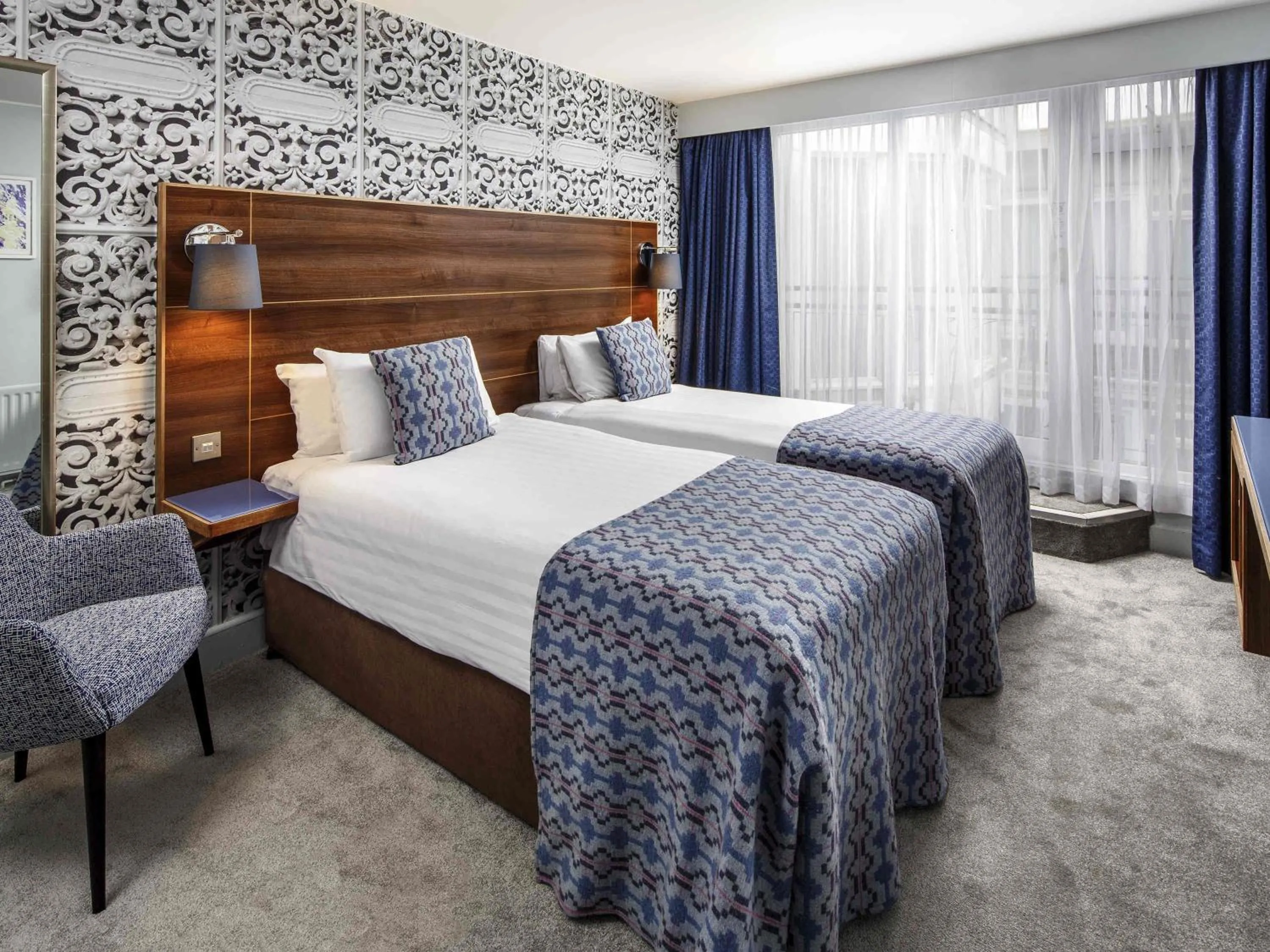 Bedroom, Bed in Mercure Brighton Seafront Hotel