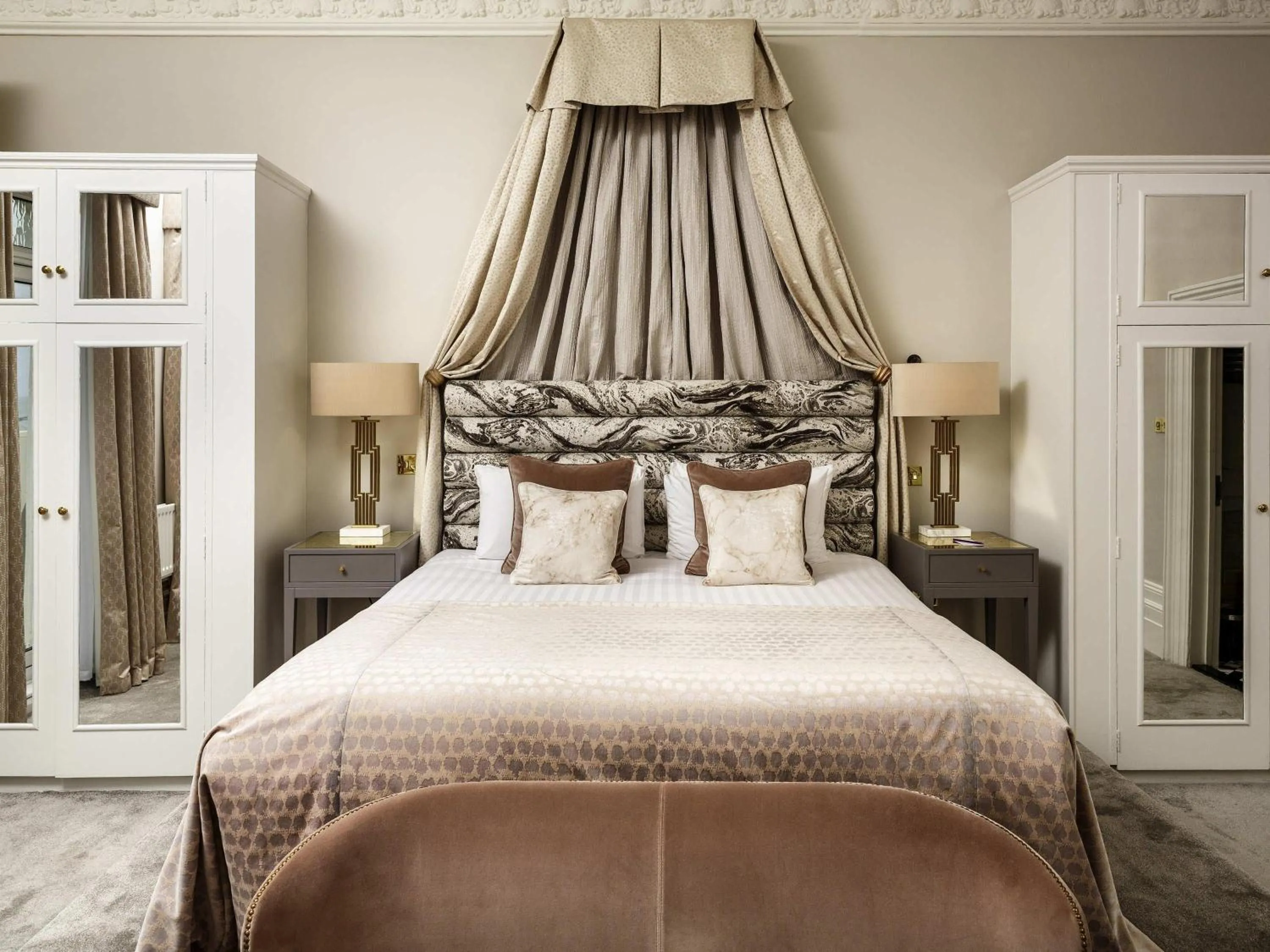 Bedroom, Bed in Mercure Brighton Seafront Hotel